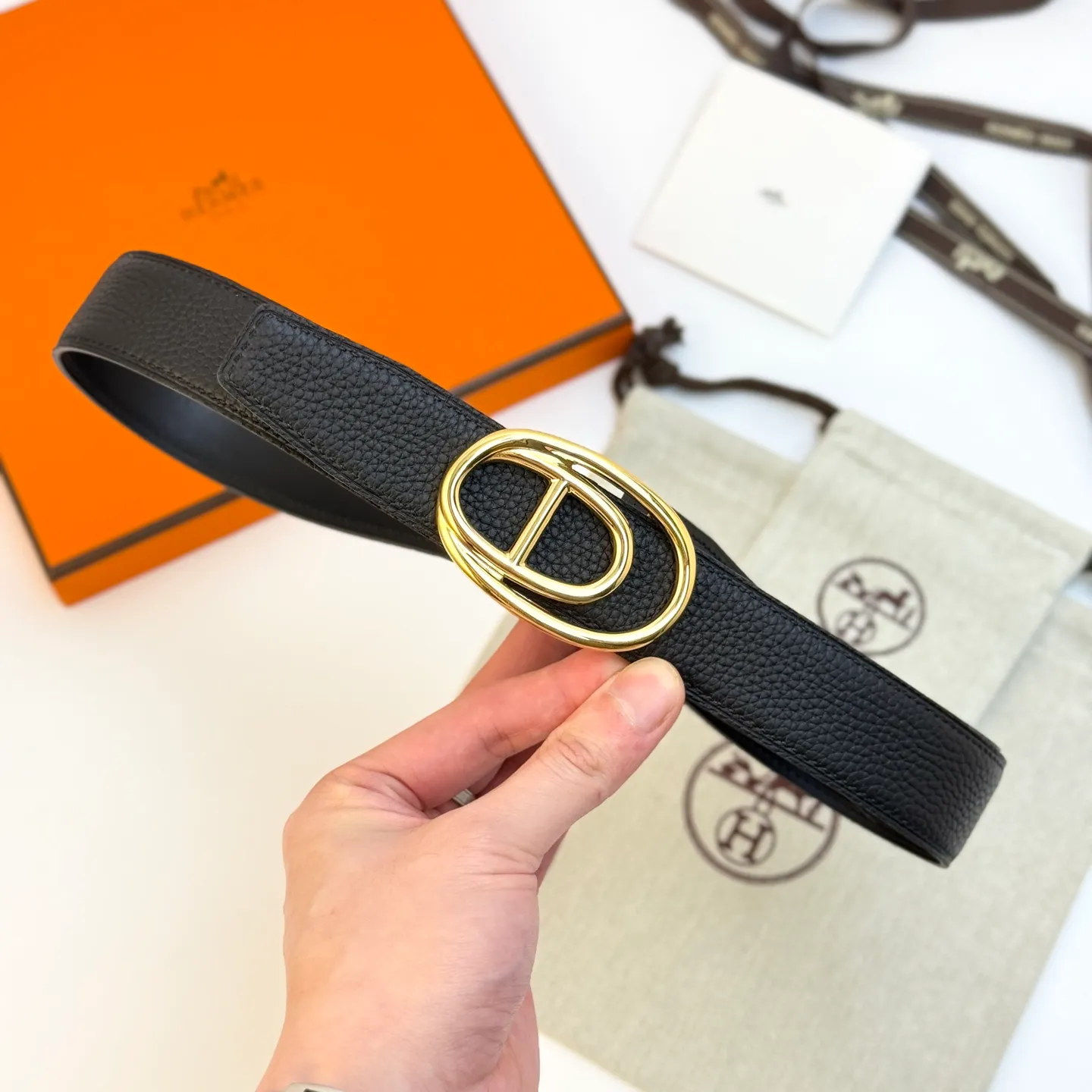 ❤️Odyssee Belt-Togo-32MM ❤️ 💰480💰Full package💰 💍Purchase level Hermès men's belts are highly respected for their exquisite craftsmanship, high-quality materials and classic designs, and are the top choice among men's fashion accessories. The most iconic design is the button with the "H" logo, which is simple, elegant and highly recognizable, suitable for business and leisure occasions. It is not only a practical accessory, but also a symbol of status and taste. Whether it is a business occasion or casual wear, it can add a sense of luxury and sophistication to the overall look.