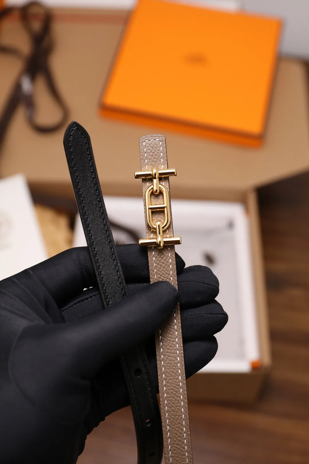 💰420💰Full package💰 💍Purchase grade Hermès⚡️🌹Width 1.3cm, first layer ep palmprint calfskin with plain calfskin base, double-sided. Dupu's diagonal stitching, Italian Finnis oil edges, and fine workmanship. Button head: pure copper, pure steel buckle (gold, silver) Size: 90-110cm