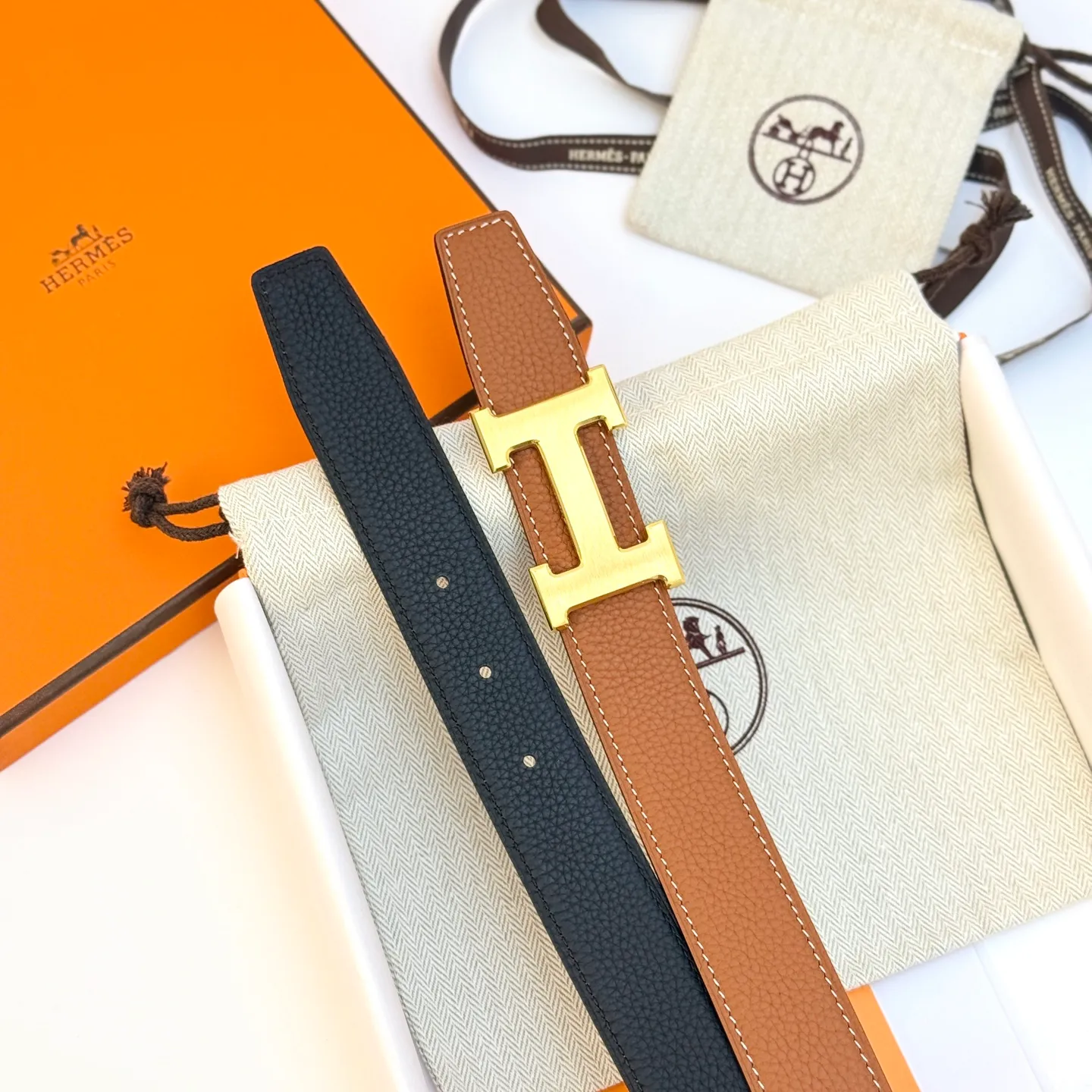 ❤️H 5382 Belt-Togo-32MM ❤️ 💰480💰Full package💰 💍Purchase level Hermès men's belts are highly respected for their exquisite craftsmanship, high-quality materials and classic designs, and are the top choice among men's fashion accessories. The most iconic design is the button with the "H" logo, which is simple, elegant and highly recognizable, suitable for business and leisure occasions. It is not only a practical accessory, but also a symbol of status and taste. Whether it is a business occasion or casual wear, it can add a sense of luxury and sophistication to the overall look.