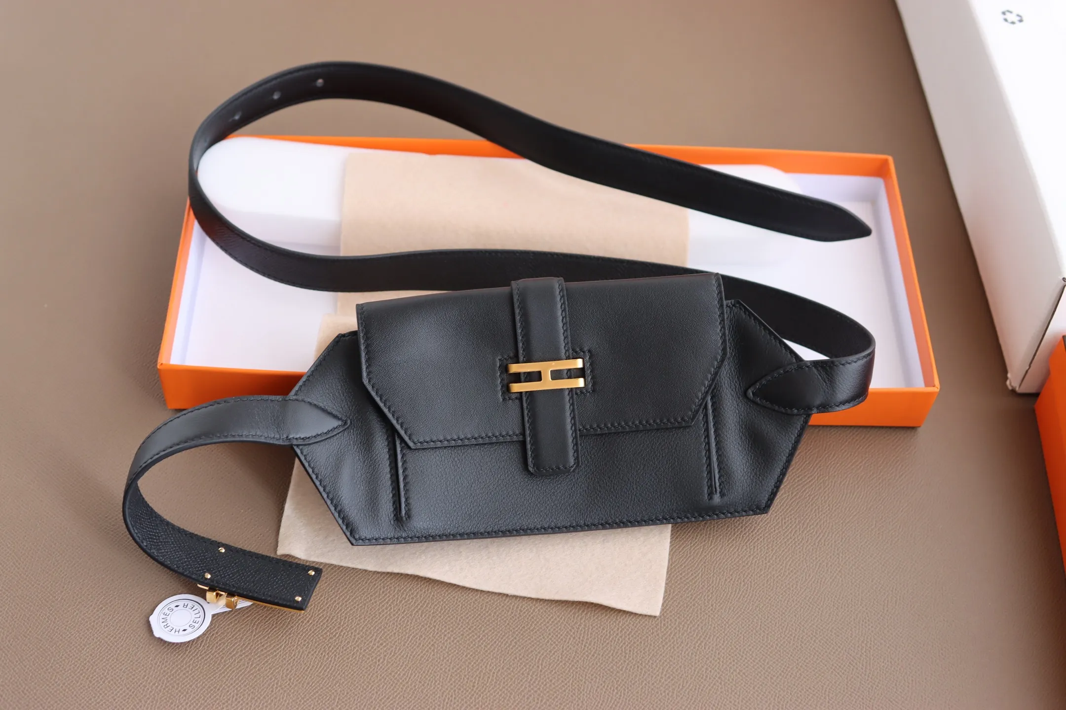 💰3320💰Full set of packaging💰 💍 HERMES original leather handmade ⚡️🌹waist bag/golden brown Elan Pocket 24～belt/size can hold Max large mobile phone, lipstick💄, ID, passport. In addition to being used as a waist bag, it can also be used as a cross-body bag and a chest bag. The size M leather is about 28-31 inches. There is room for length and you can punch holes if needed.