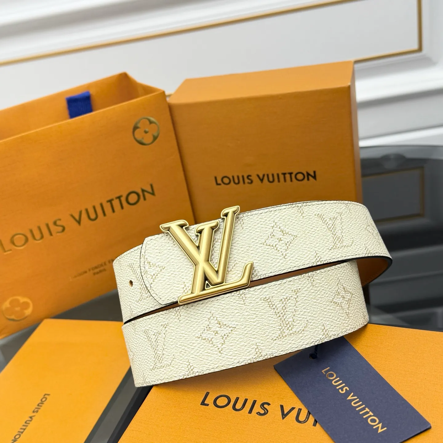 💰480💰Full package💰 💍Purchasing-grade LV⚡️🌹Dimension Monogram Héritage double-sided belt is spliced ​​with plain leather and Monogram coated canvas, presenting a new interpretation of the classic design. Brand elements are given a textured feel, and the LV letter buckle adds an eye-catching touch.