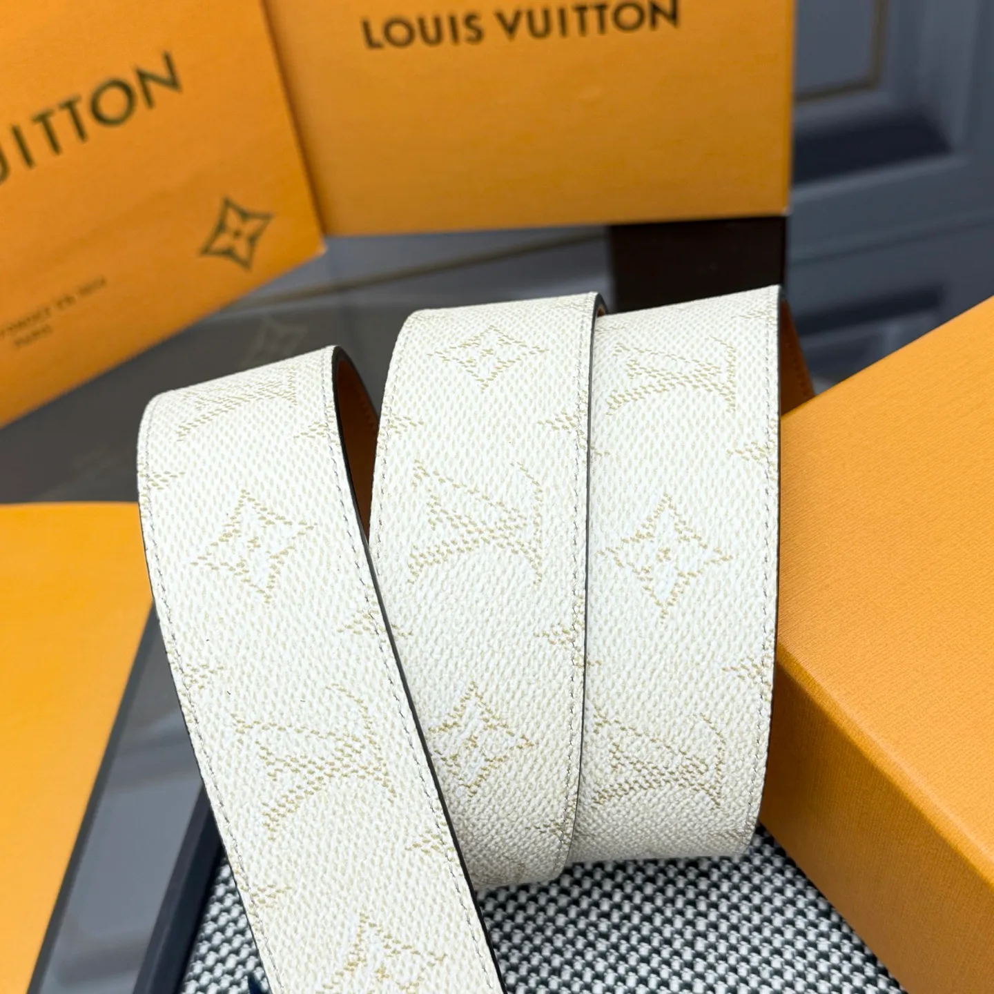 💰480💰Full package💰 💍Purchasing-grade LV⚡️🌹Dimension Monogram Héritage double-sided belt is spliced ​​with plain leather and Monogram coated canvas, presenting a new interpretation of the classic design. Brand elements are given a textured feel, and the LV letter buckle adds an eye-catching touch.