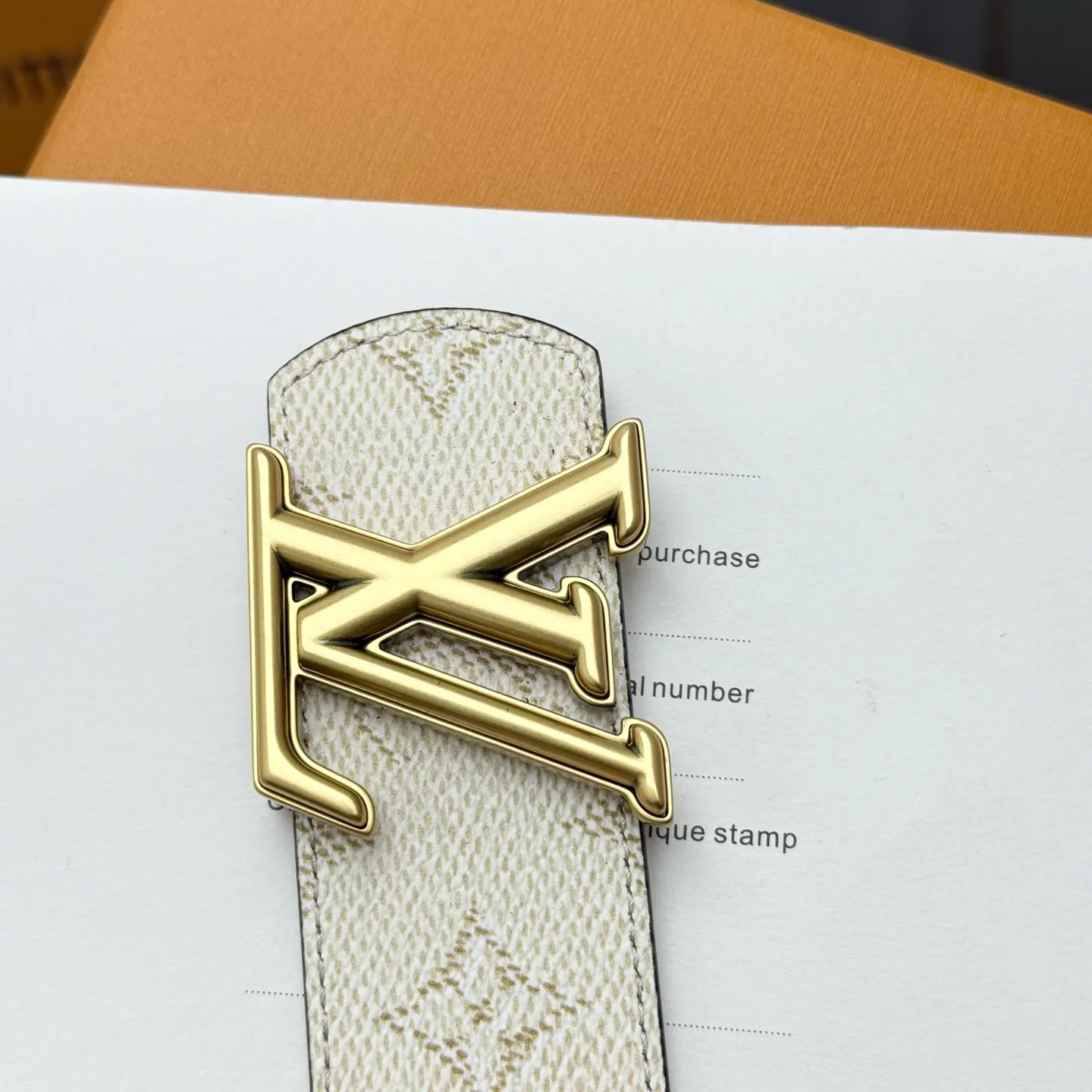 💰480💰Full package💰 💍Purchasing-grade LV⚡️🌹Dimension Monogram Héritage double-sided belt is spliced ​​with plain leather and Monogram coated canvas, presenting a new interpretation of the classic design. Brand elements are given a textured feel, and the LV letter buckle adds an eye-catching touch.