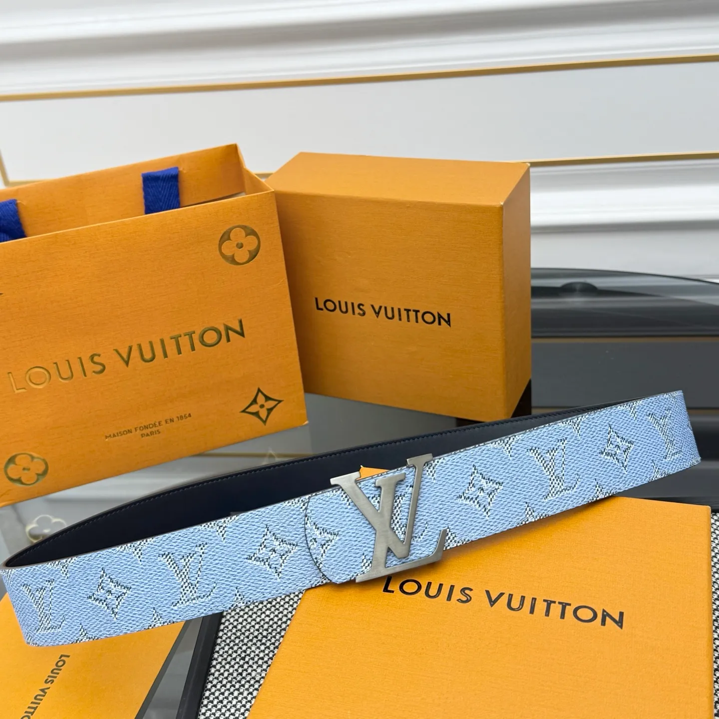 💰480💰Full package💰 💍Purchasing-grade LV Dimension Monogram Héritage double-sided belt is spliced ​​with plain leather and Monogram coated canvas, presenting a new interpretation of the classic design. Brand elements are given a textured feel, and the LV letter buckle adds an eye-catching touch.