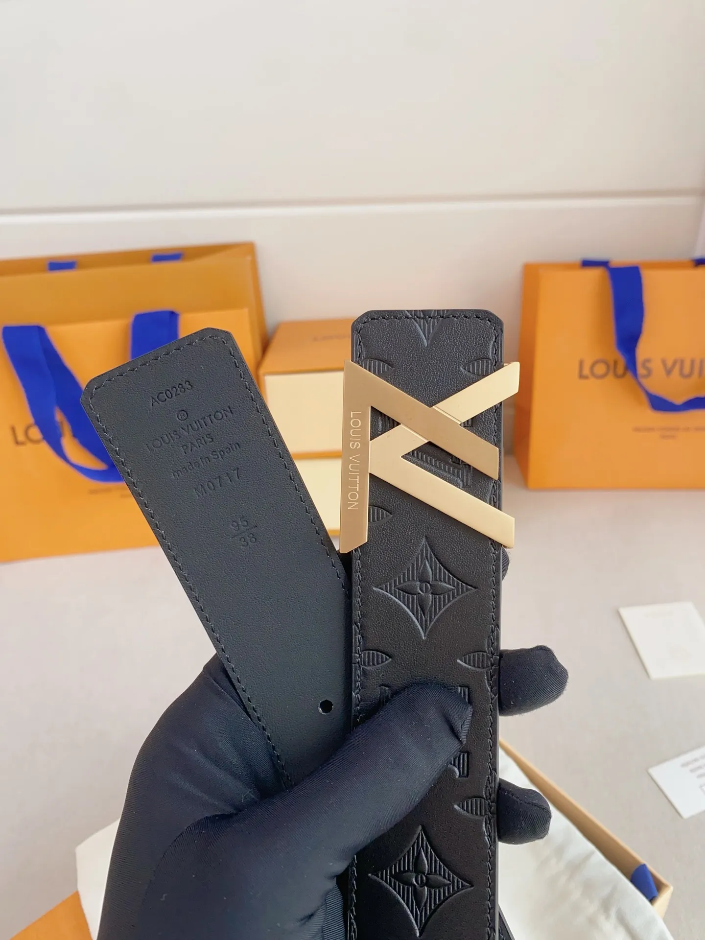 💰480💰Full package💰 💍Purchasing-grade LV⚡️🌹Luxurious modern Taurillon leather, decorated with the elegant and elegant iconic ⚡️🌹LV initials. Soft and strong belt ⚡️🌹Double-sided imported cowhide can be used on both sides; can be matched with various clothing from dresses to casual wear. Width 4.0cm