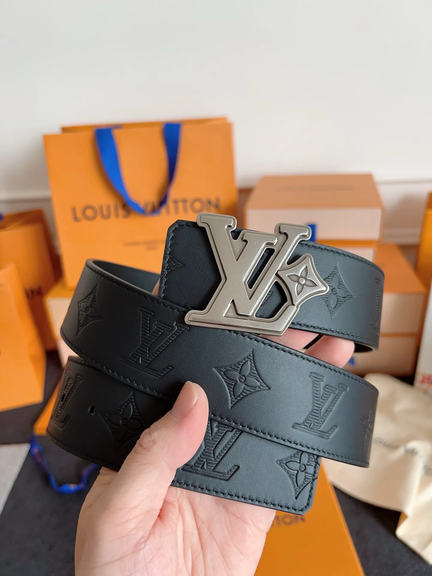 💰520💰Full set of packaging💰 💍Purchase level Lv donkey brand new product⚡️🌹Width 4.0cm Brand new retro craft letter buckle⚡️🌹One side of the belt is made of Italian original leather🌹Cowhide embossed texture version, double-sided, excellent upper body effect, super good texture M0032