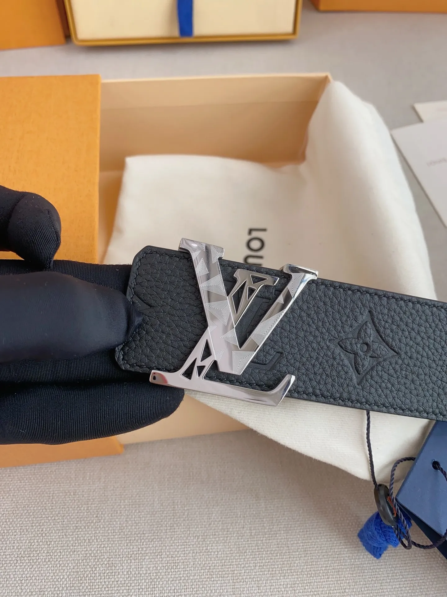 💰480💰Full package💰 💍Purchasing-grade LV⚡️🌹Luxurious modern Taurillon leather, decorated with the elegant and elegant iconic ⚡️🌹LV initials. Soft and strong belt ⚡️🌹Double-sided imported cowhide can be used on both sides; can be matched with various clothing from dresses to casual wear. Width 4.0cm