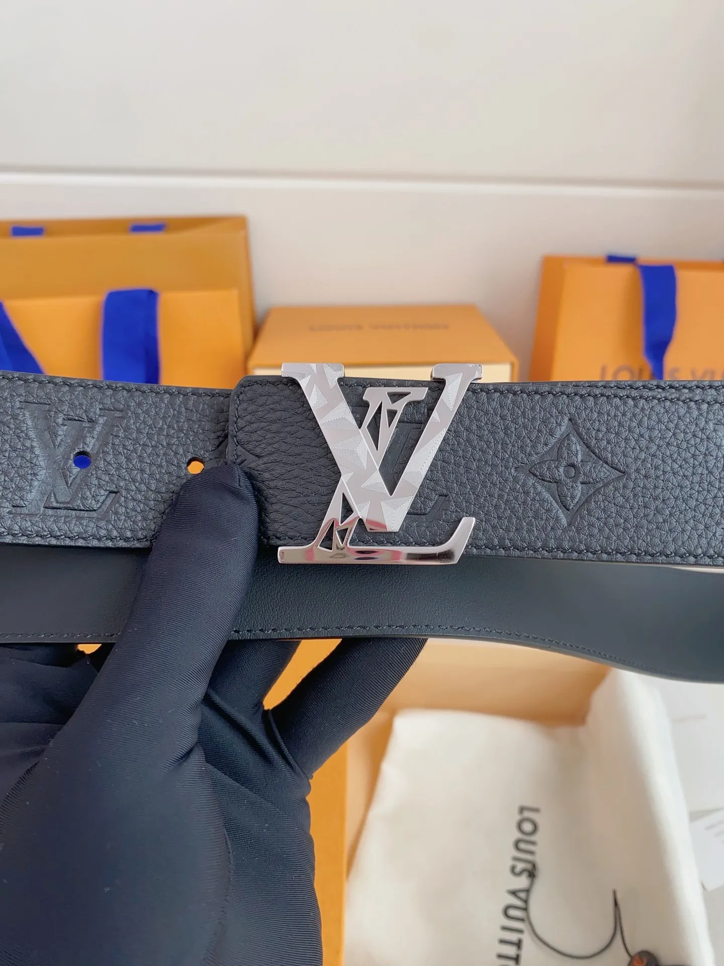 💰480💰Full package💰 💍Purchasing-grade LV⚡️🌹Luxurious modern Taurillon leather, decorated with the elegant and elegant iconic ⚡️🌹LV initials. Soft and strong belt ⚡️🌹Double-sided imported cowhide can be used on both sides; can be matched with various clothing from dresses to casual wear. Width 4.0cm