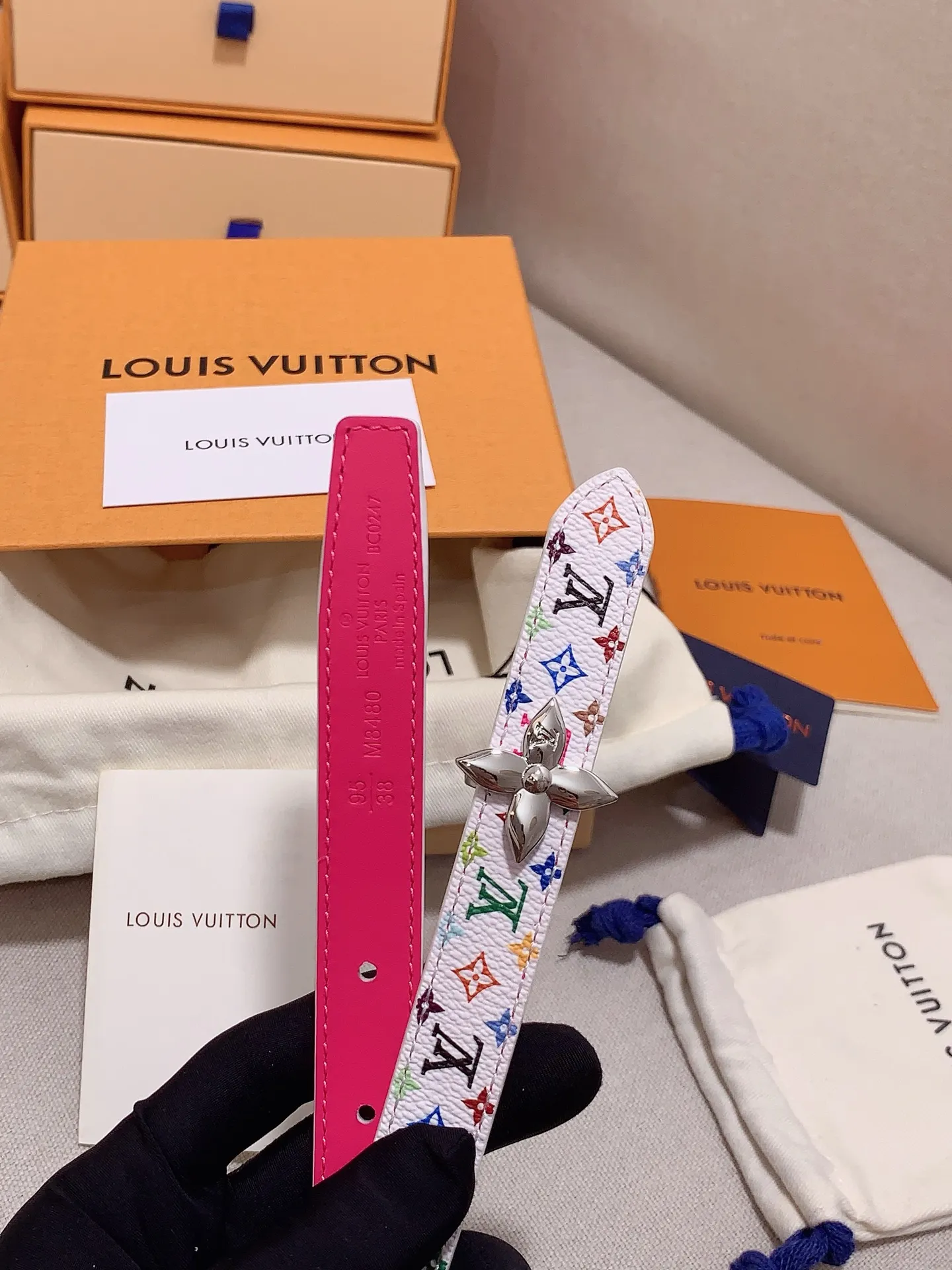 💰460💰Full package💰 💍Purchasing-grade Louis vuitton⚡️🌹Width: 1.5cm l v Takashi Murakami co-branded belt. Practical and exquisite ⚡️🌹Exquisite and beautiful 1.5mm women's belt⚡️🌹With a flower-shaped enamel effect letter buckle, the upper body effect is great.