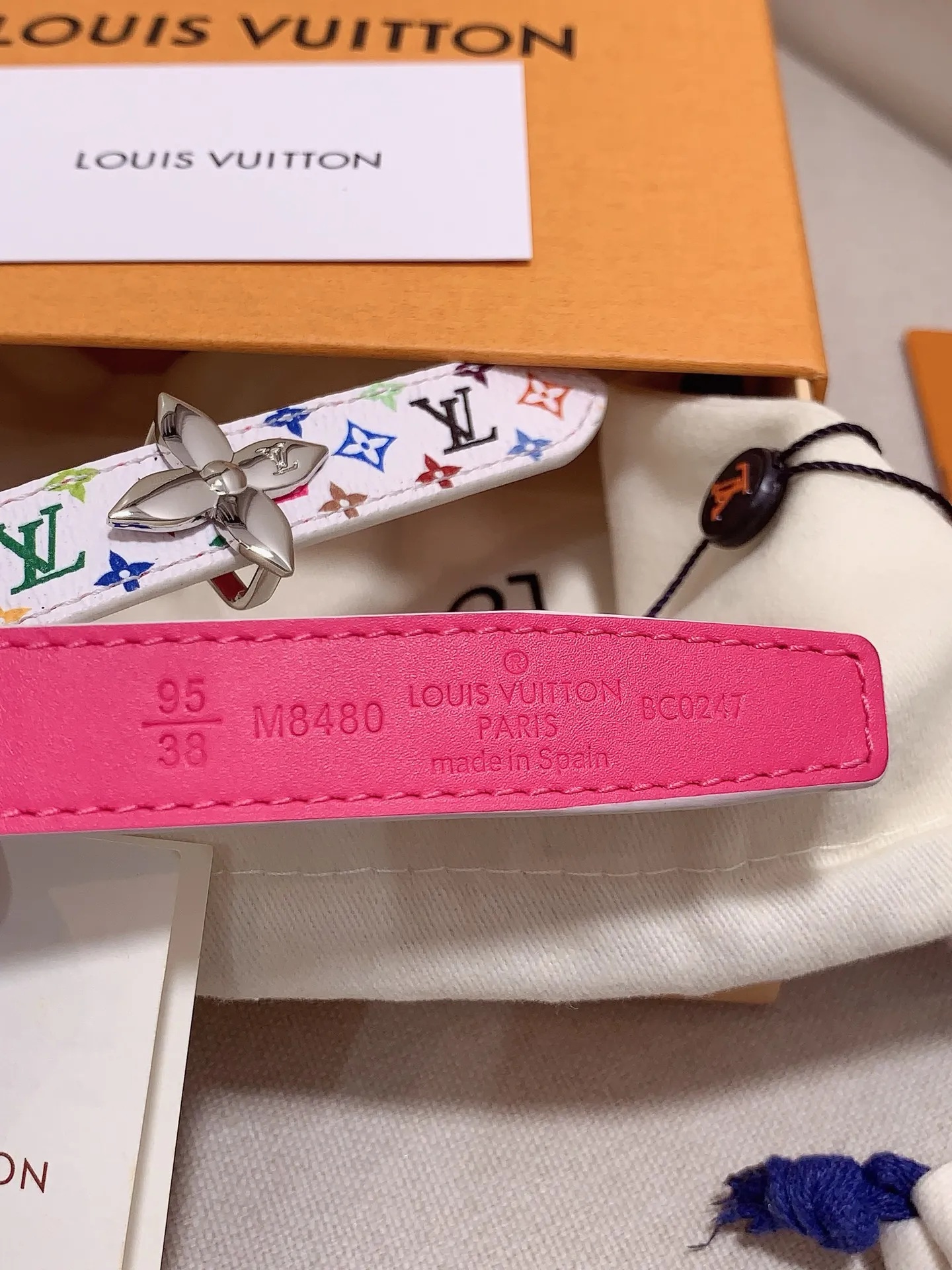 💰460💰Full package💰 💍Purchasing-grade Louis vuitton⚡️🌹Width: 1.5cm l v Takashi Murakami co-branded belt. Practical and exquisite ⚡️🌹Exquisite and beautiful 1.5mm women's belt⚡️🌹With a flower-shaped enamel effect letter buckle, the upper body effect is great.
