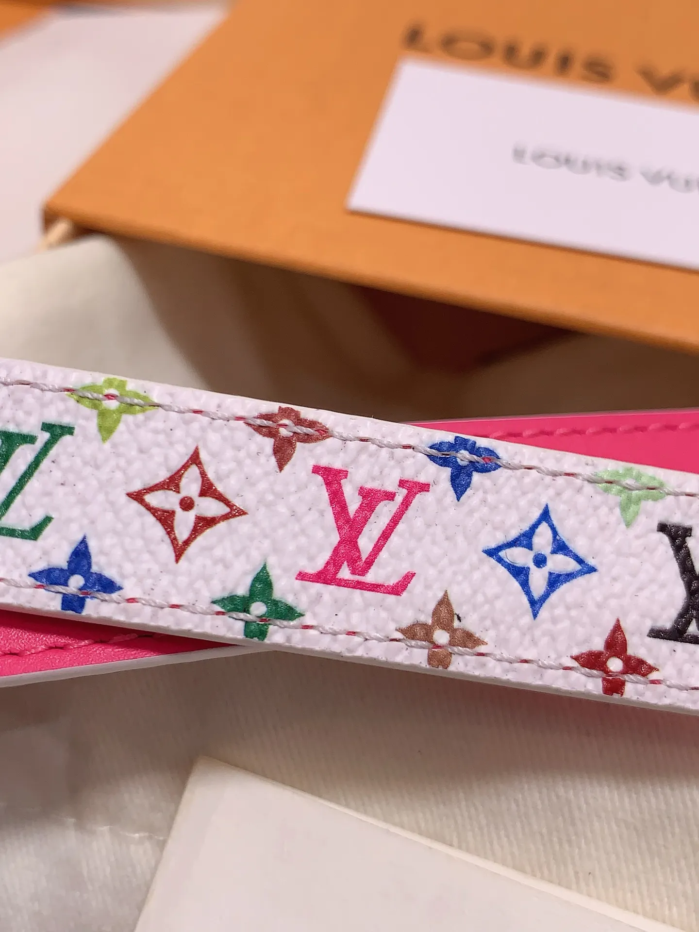 💰460💰Full package💰 💍Purchasing-grade Louis vuitton⚡️🌹Width: 1.5cm l v Takashi Murakami co-branded belt. Practical and exquisite ⚡️🌹Exquisite and beautiful 1.5mm women's belt⚡️🌹With a flower-shaped enamel effect letter buckle, the upper body effect is great.