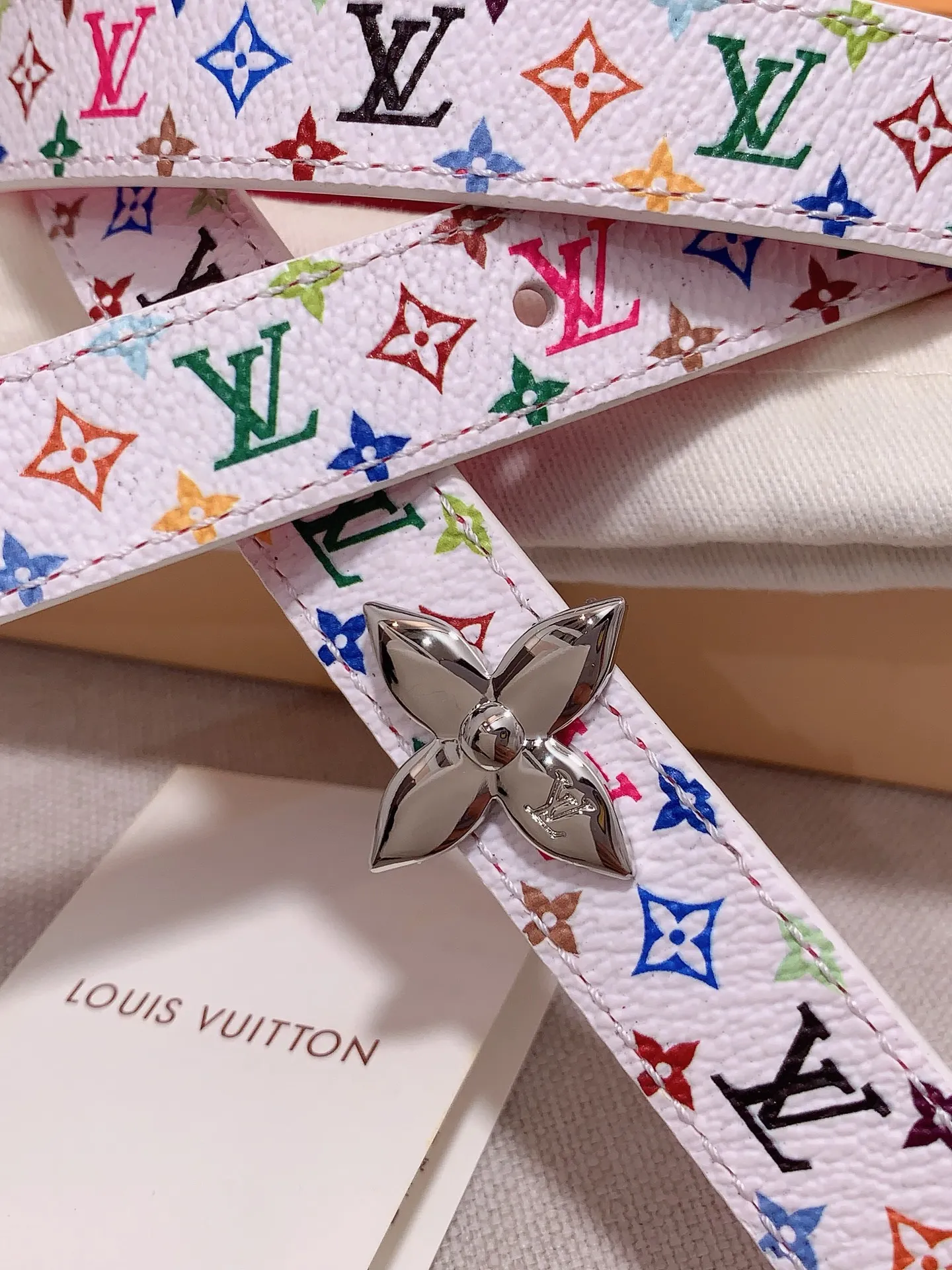 💰460💰Full package💰 💍Purchasing-grade Louis vuitton⚡️🌹Width: 1.5cm l v Takashi Murakami co-branded belt. Practical and exquisite ⚡️🌹Exquisite and beautiful 1.5mm women's belt⚡️🌹With a flower-shaped enamel effect letter buckle, the upper body effect is great.