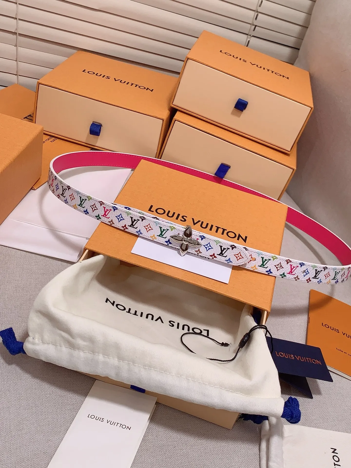 💰460💰Full package💰 💍Purchasing-grade Louis vuitton⚡️🌹Width: 1.5cm l v Takashi Murakami co-branded belt. Practical and exquisite ⚡️🌹Exquisite and beautiful 1.5mm women's belt⚡️🌹With a flower-shaped enamel effect letter buckle, the upper body effect is great.