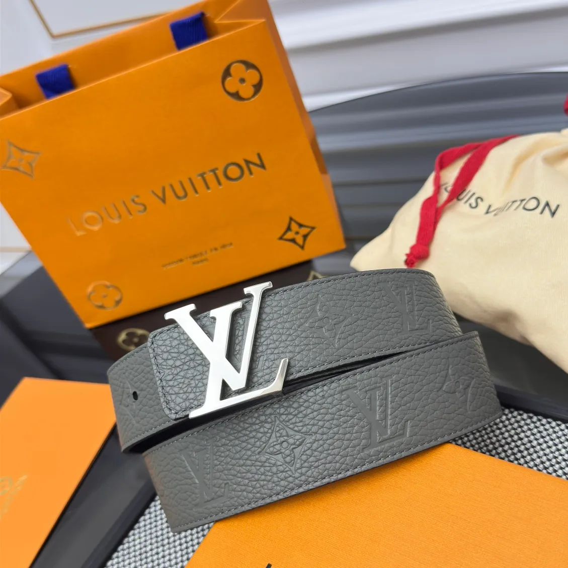 💰520💰Full package💰 💍Purchasing level This LV Taurillon double-sided belt is decorated with grained Monogram embossed cow leather and smooth cow leather on both sides. The brass buckle continues the leather tone, showing off the elegant style in the elegant design.