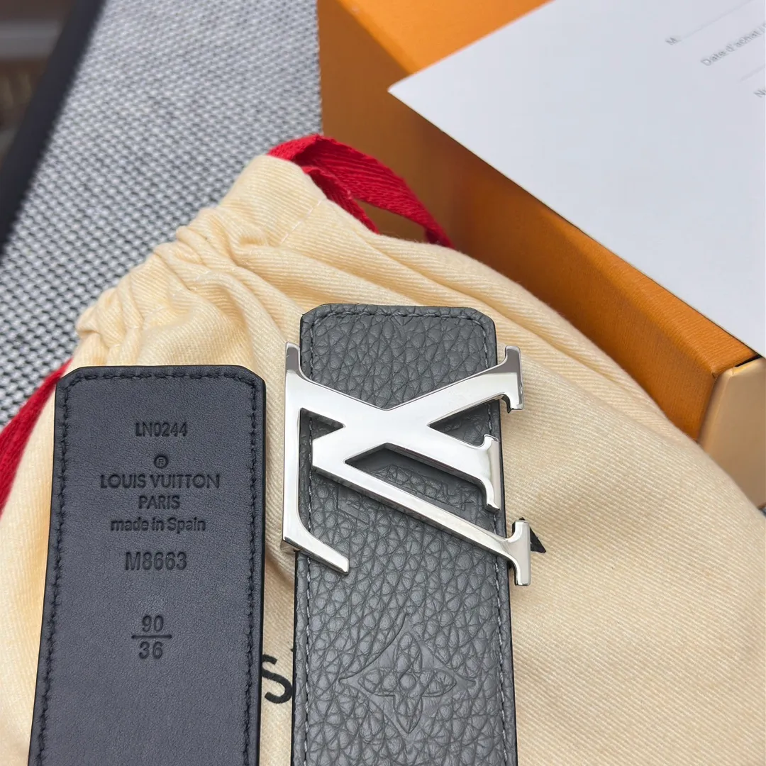 💰520💰Full package💰 💍Purchasing level This LV Taurillon double-sided belt is decorated with grained Monogram embossed cow leather and smooth cow leather on both sides. The brass buckle continues the leather tone, showing off the elegant style in the elegant design.