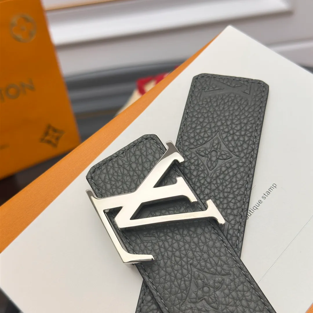 💰520💰Full package💰 💍Purchasing level This LV Taurillon double-sided belt is decorated with grained Monogram embossed cow leather and smooth cow leather on both sides. The brass buckle continues the leather tone, showing off the elegant style in the elegant design.