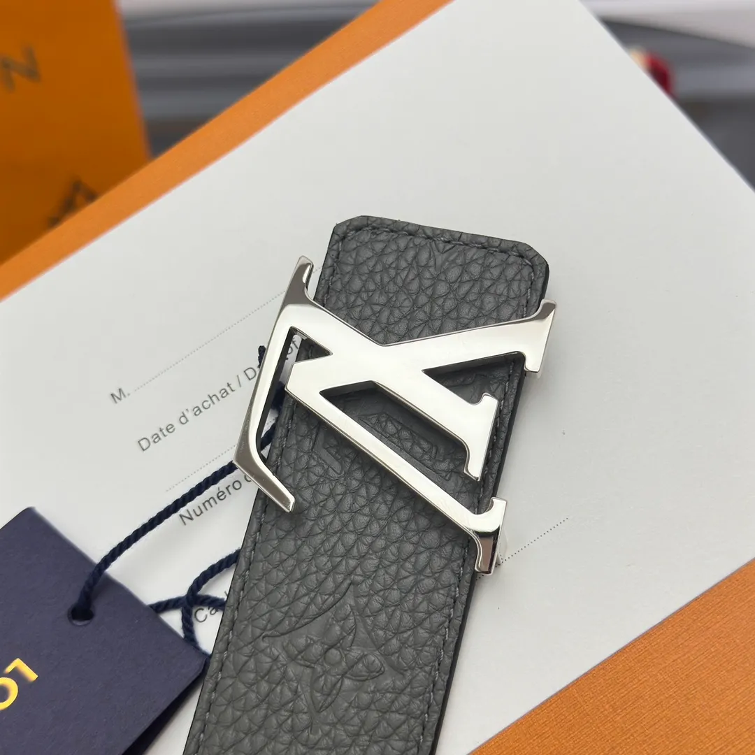 💰520💰Full package💰 💍Purchasing level This LV Taurillon double-sided belt is decorated with grained Monogram embossed cow leather and smooth cow leather on both sides. The brass buckle continues the leather tone, showing off the elegant style in the elegant design.