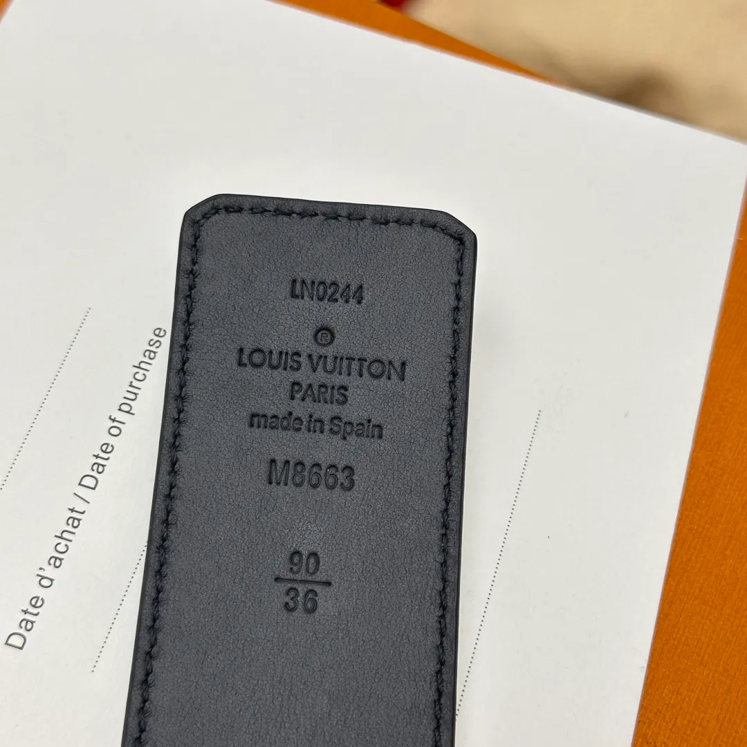 💰520💰Full package💰 💍Purchasing level This LV Taurillon double-sided belt is decorated with grained Monogram embossed cow leather and smooth cow leather on both sides. The brass buckle continues the leather tone, showing off the elegant style in the elegant design.