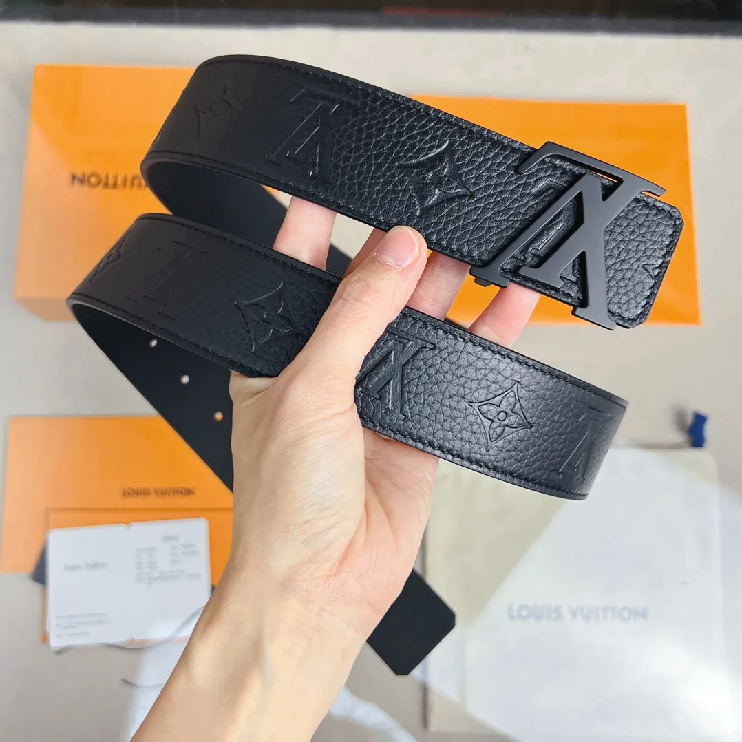 💰480💰Full package💰 💍Purchasing-grade LV M0424 latest model from the counter. This belt is specially tailored for overseas purchasing agents. The upper body is absolutely versatile and stylish! This is not an ordinary product in the market! High-definition details show you the true quality. Wear body 4.0cm