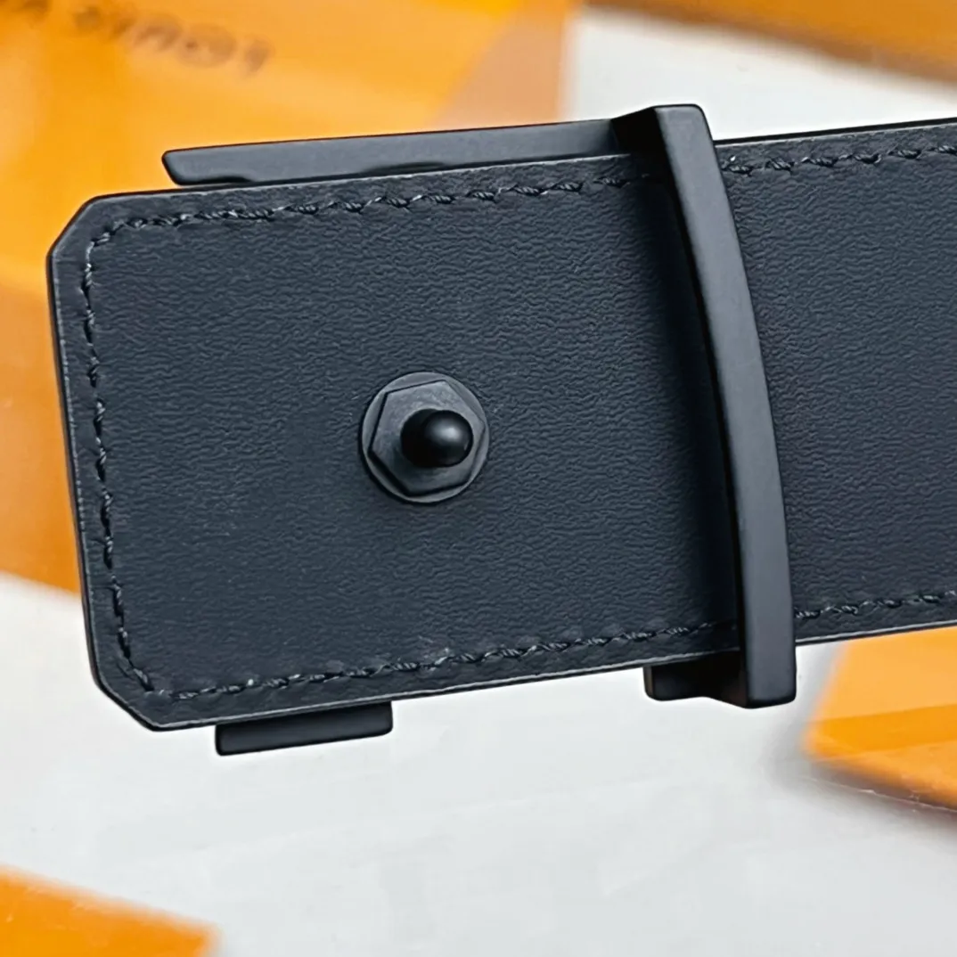 💰480💰Full package💰 💍Purchasing-grade LV M0424 latest model from the counter. This belt is specially tailored for overseas purchasing agents. The upper body is absolutely versatile and stylish! This is not an ordinary product in the market! High-definition details show you the true quality. Wear body 4.0cm