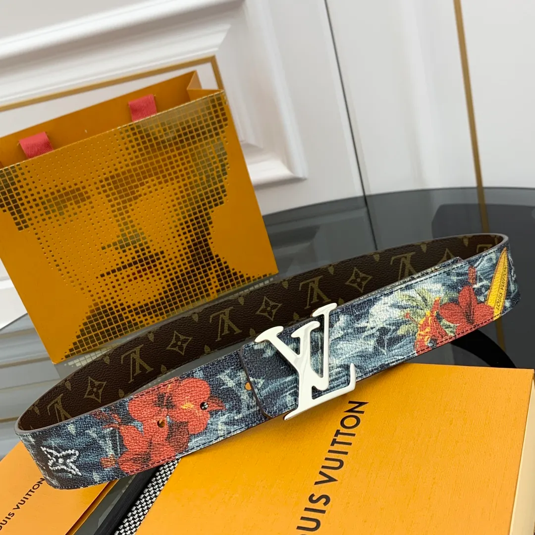 💰480💰Full package💰 💍Purchase-grade LV Louis Vuitton [New product] Genuine version Width 40MM The 2024 early autumn men's wear series follows the footsteps of Dandy sailors and embarks on a global journey. This LV Tag reversible belt has a surf-style pattern on one side, evoking memories of tropical island trips, and flips it over to reveal the classic Monogram element. LV Tag buckle adds another touch of attention
