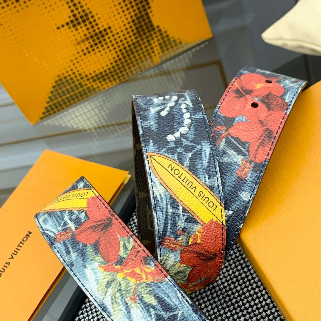 💰480💰Full package💰 💍Purchase-grade LV Louis Vuitton [New product] Genuine version Width 40MM The 2024 early autumn men's wear series follows the footsteps of Dandy sailors and embarks on a global journey. This LV Tag reversible belt has a surf-style pattern on one side, evoking memories of tropical island trips, and flips it over to reveal the classic Monogram element. LV Tag buckle adds another touch of attention