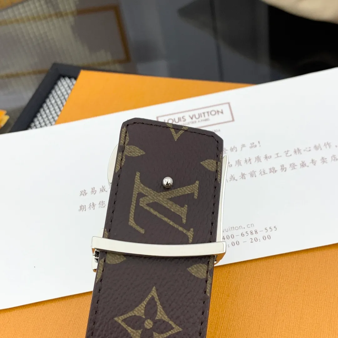 💰480💰Full package💰 💍Purchase-grade LV Louis Vuitton [New product] Genuine version Width 40MM The 2024 early autumn men's wear series follows the footsteps of Dandy sailors and embarks on a global journey. This LV Tag reversible belt has a surf-style pattern on one side, evoking memories of tropical island trips, and flips it over to reveal the classic Monogram element. LV Tag buckle adds another touch of attention