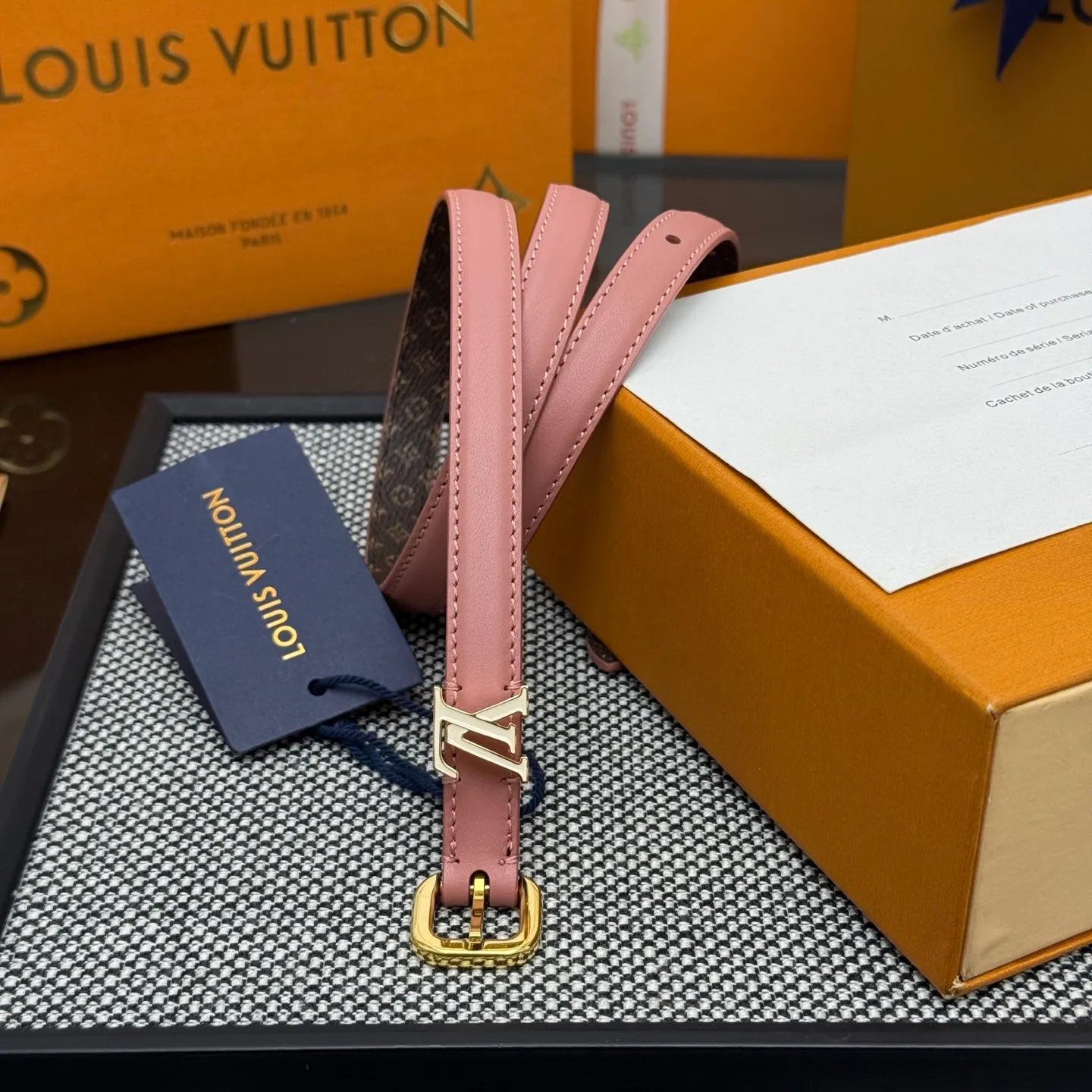 💰480💰Full package💰 💍Purchase level 1.5cm⚡️🌹LV Darling belt is made of smooth leather and Monogram canvas lining, with a marquise-shaped end to highlight the feminine style⚡️🌹The pin buckle exudes a chic atmosphere, and the glossy enamel is the finishing touch Mini LV The drawstring circle injects elegance into the brand’s classic elements⚡️🌹