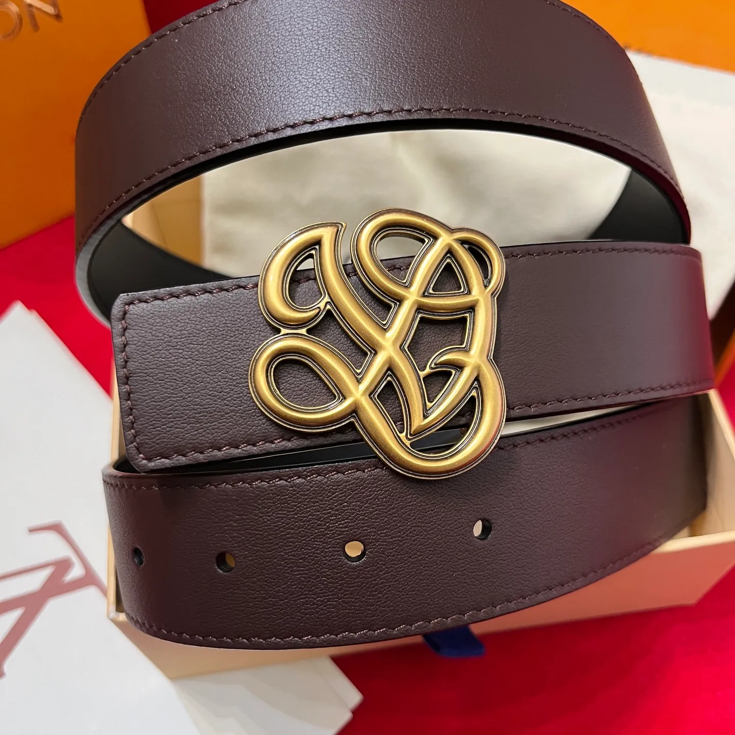 💰560💰Full package💰 💍Purchasing-grade LV⚡️🌹Simple but high-end fashionable✨❗️Donkey brand men’s belt⚡️🌹Width 3.5cm, imported calfskin on both sides, usable on both sides, brand new intricately intertwined exquisite buckles, this is the right choice for those who don’t like exaggerated big logos⚡️🌹