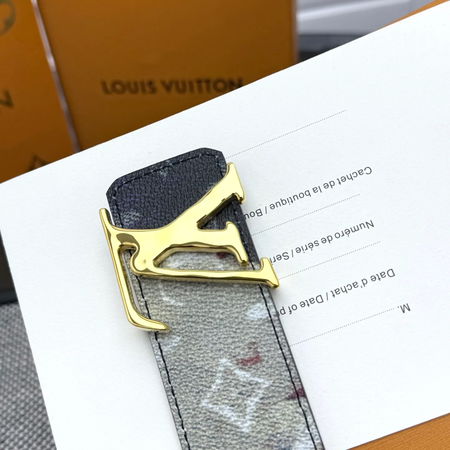 💰480💰Full package💰 💍Purchasing-grade LV Dimension Monogram Héritage double-sided belt is spliced ​​with plain leather and Monogram coated canvas, presenting a new interpretation of the classic design. Brand elements are given a textured feel, and the LV letter buckle adds an eye-catching touch.