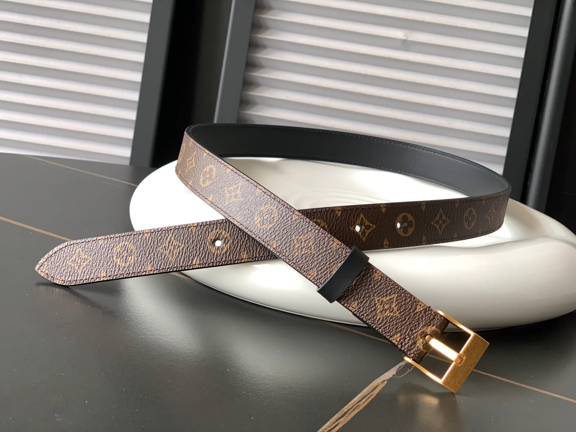 💰460💰Full set of packaging💰 💍Purchasing-grade LV⚡️🌹Treasure mold opening and customization🔨2025 counter new model. LV women's belt optional 3.0cm width latest two-color effect hardware, authentic and specially used for real-life shooting🎬