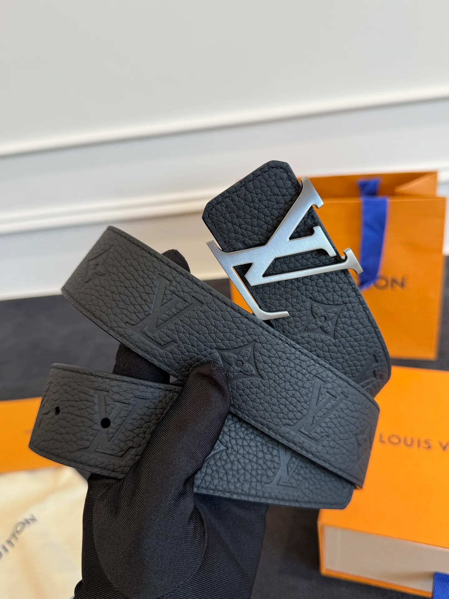 💰520💰Full package💰 💍Purchasing agent level LV men's belt⚡️🌹Small single item enhances clothes!!! Width 4.0cm⚡️🌹Selected imported calfskin on both sides. Pure cowhide with pebbled pattern on the belt. Boutique letter buckle is simple and elegant⚡️🌹Low-key and very suitable for daily use
