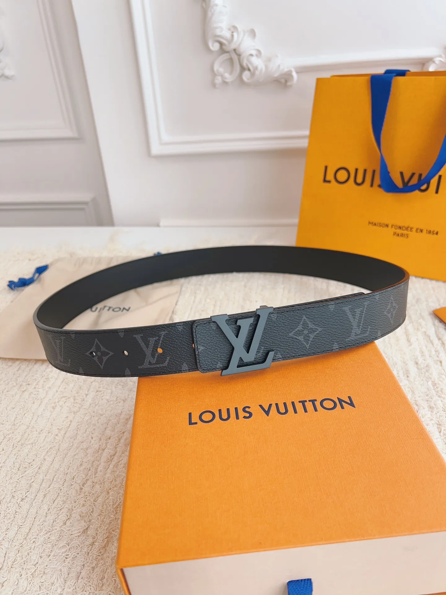 💰480💰Authentic packaging💰 💍Purchasing-grade LV 3.5cm wide M0450, classic black presbyopia, vacuum electroplated brushed gold/brushed gun hanging buckle, double-sided