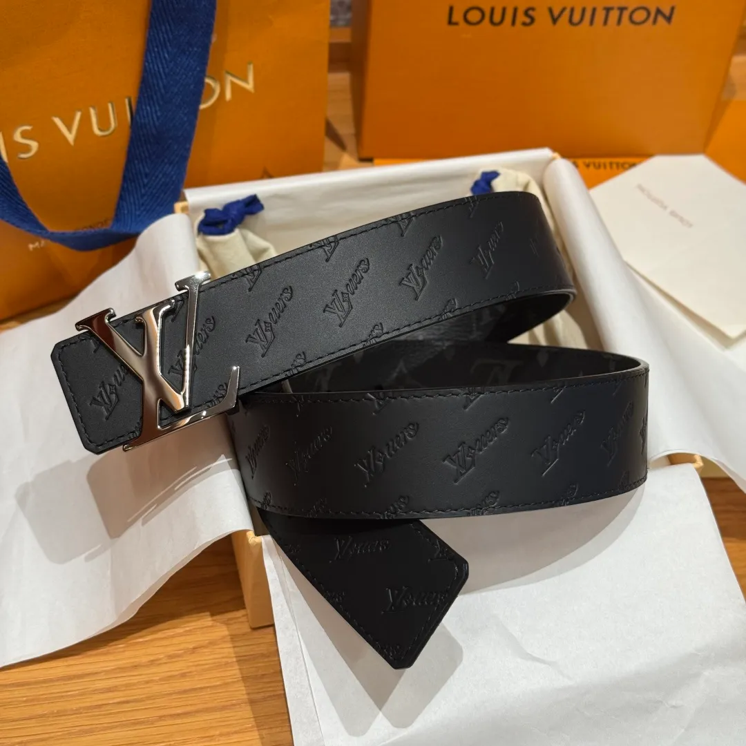 💰480💰Full package💰 💍Purchase level LV new double-sided belt. This double-sided belt is made of Monogram coated canvas. The L.V Flower embossing on the back leather shows the new logo designed by Pharrell Williams. The unique buckle incorporates eye-catching letters, giving the brand elements a modern charm. Width 40mm