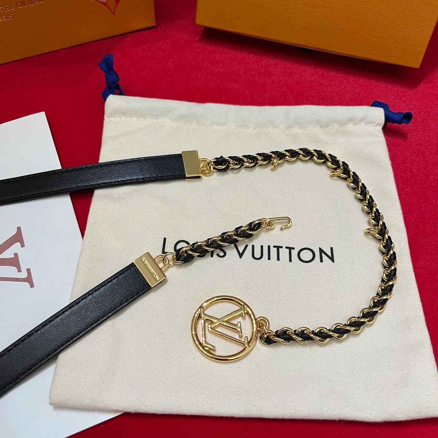 💰600💰Full set package💰 💍Purchase level LV's super nice slim waist chain for women ✨ 20mm, half of it is a chain that makes you feel like a waist chain, and half of it is a belt that you can't put it down. It can be switched at will and can be used as a belt or a waist chain or tied to the outside of a coat. It is also very good. The length is very user-friendly and can be adjusted in length🉑