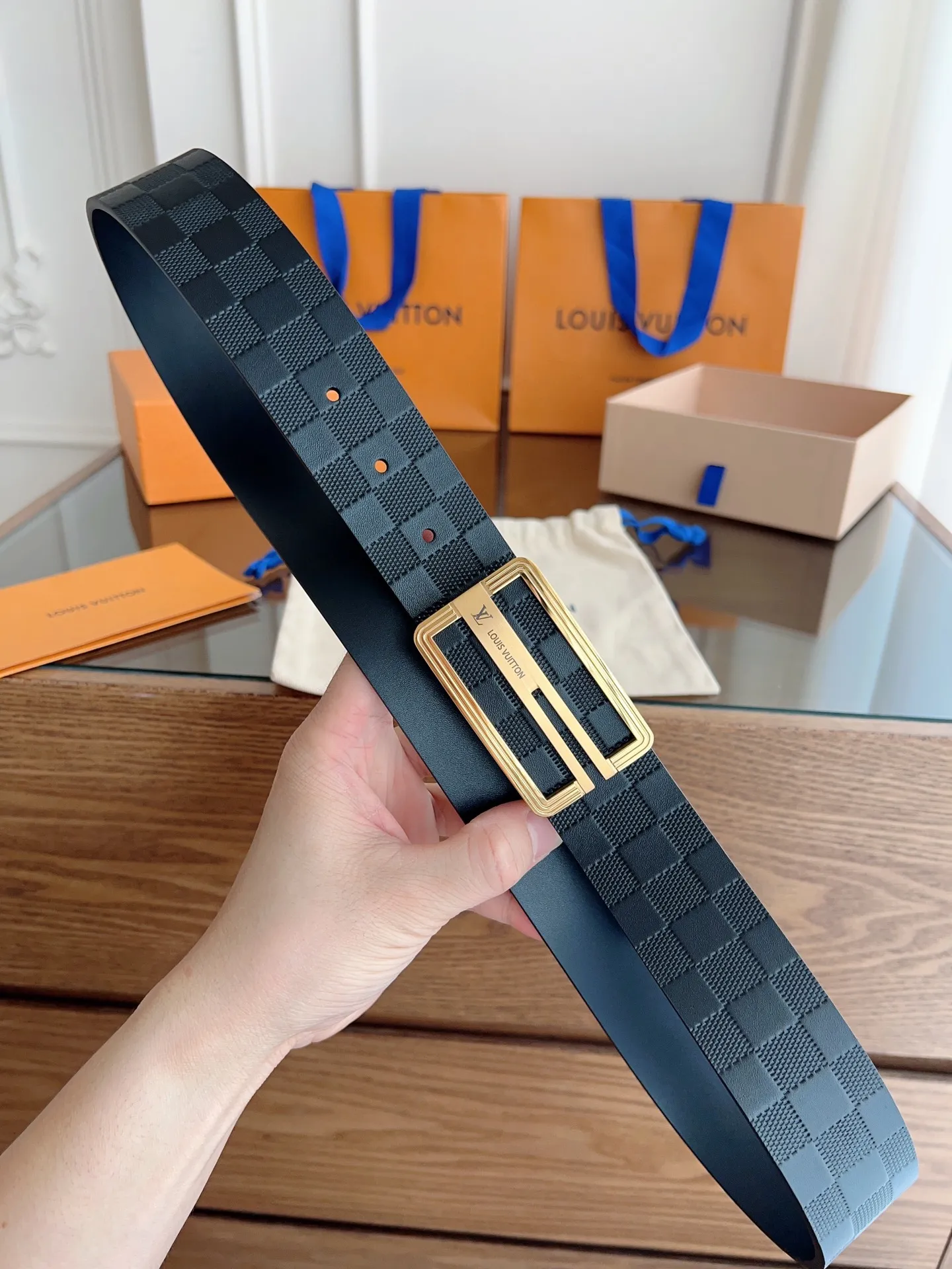 💰480💰Full package💰 💍Purchasing-grade LV Louis Vuitton⚡️🌹Width 3.8cm, double-sided first-layer presbyopic embossing, soft leather. ⚡️🌹Double-sided, fine workmanship, good quality. Button head: stainless steel buckle (gold silver) Size: 100-125cm