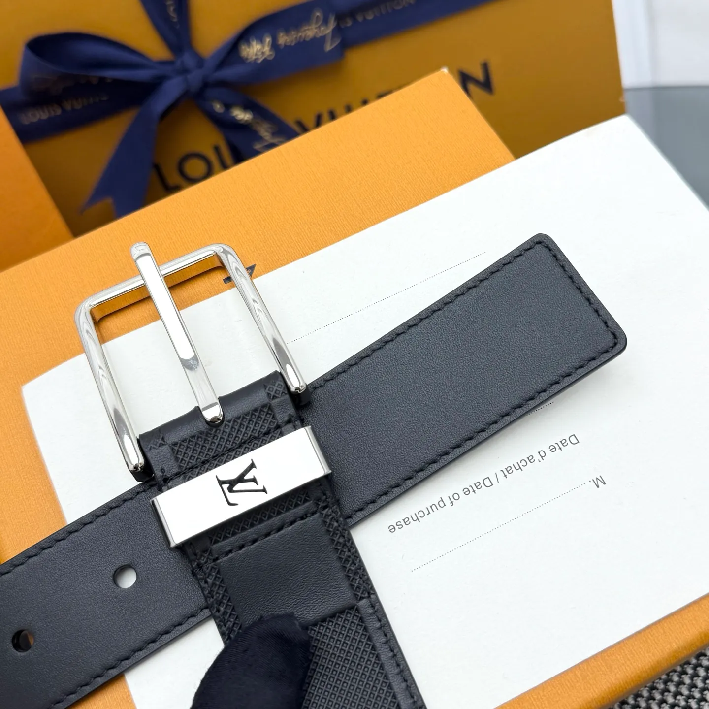 💰520💰Full package💰 💍Purchasing-grade LV⚡️🌹Drift Monogram Surplus belt reinterprets the brand heritage from a youthful perspective and tells the dynamic aesthetics of creative director Pharrell Williams. Monogram coated canvas is dipped in military colors on one side, while the reverse is in plain leather with a subtle pin buckle.