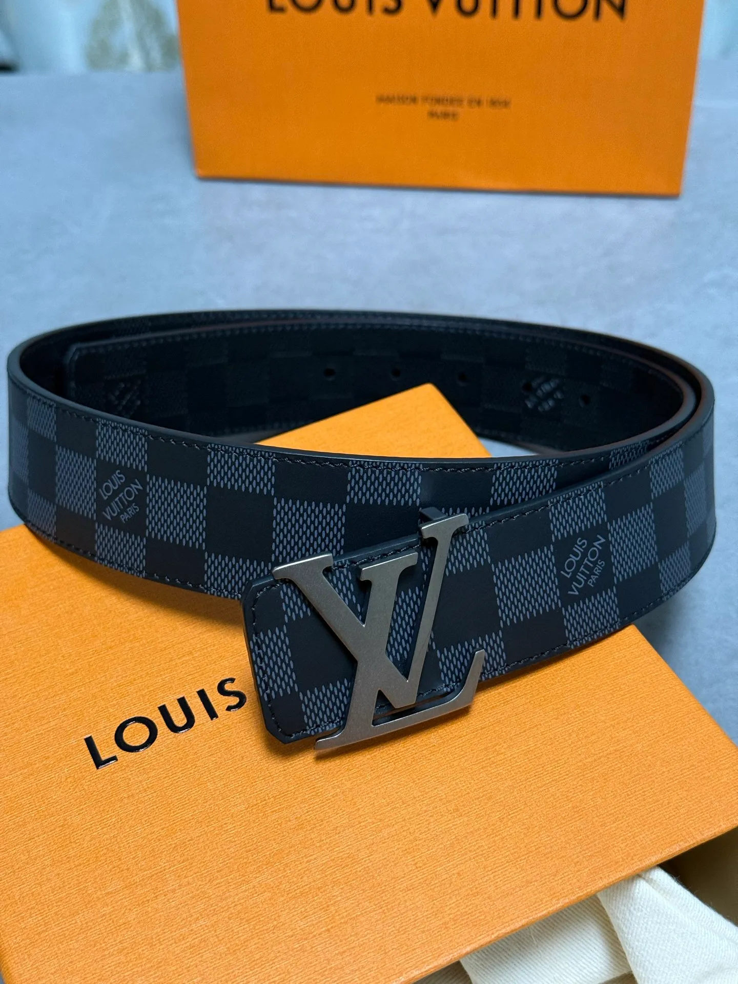 💰520💰Full set of packaging💰 💍Purchase level Lv donkey brand new product⚡️🌹Width 4.0cm Brand new sand surface craft letter buckle⚡️🌹One side of the belt is made of Italian original calfskin with checkered pattern ⚡️🌹One side of the calfskin silk printed texture version, double-sided, excellent upper body effect, super good texture