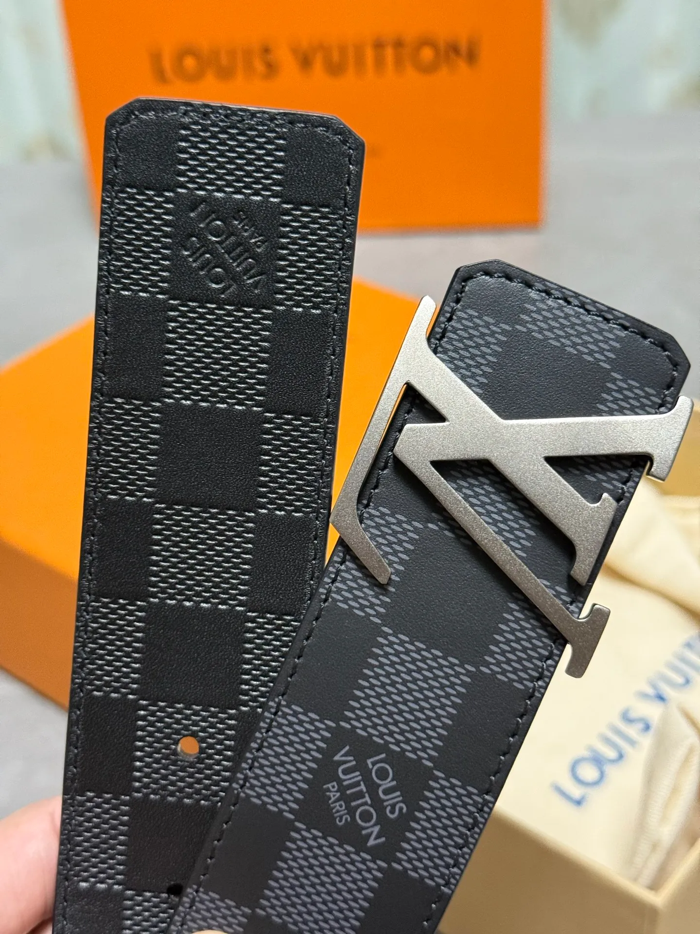 💰520💰Full set of packaging💰 💍Purchase level Lv donkey brand new product⚡️🌹Width 4.0cm Brand new sand surface craft letter buckle⚡️🌹One side of the belt is made of Italian original calfskin with checkered pattern ⚡️🌹One side of the calfskin silk printed texture version, double-sided, excellent upper body effect, super good texture