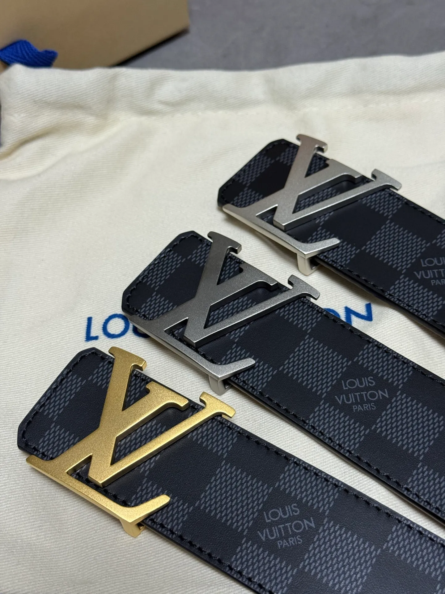 💰520💰Full set of packaging💰 💍Purchase level Lv donkey brand new product⚡️🌹Width 4.0cm Brand new sand surface craft letter buckle⚡️🌹One side of the belt is made of Italian original calfskin with checkered pattern ⚡️🌹One side of the calfskin silk printed texture version, double-sided, excellent upper body effect, super good texture