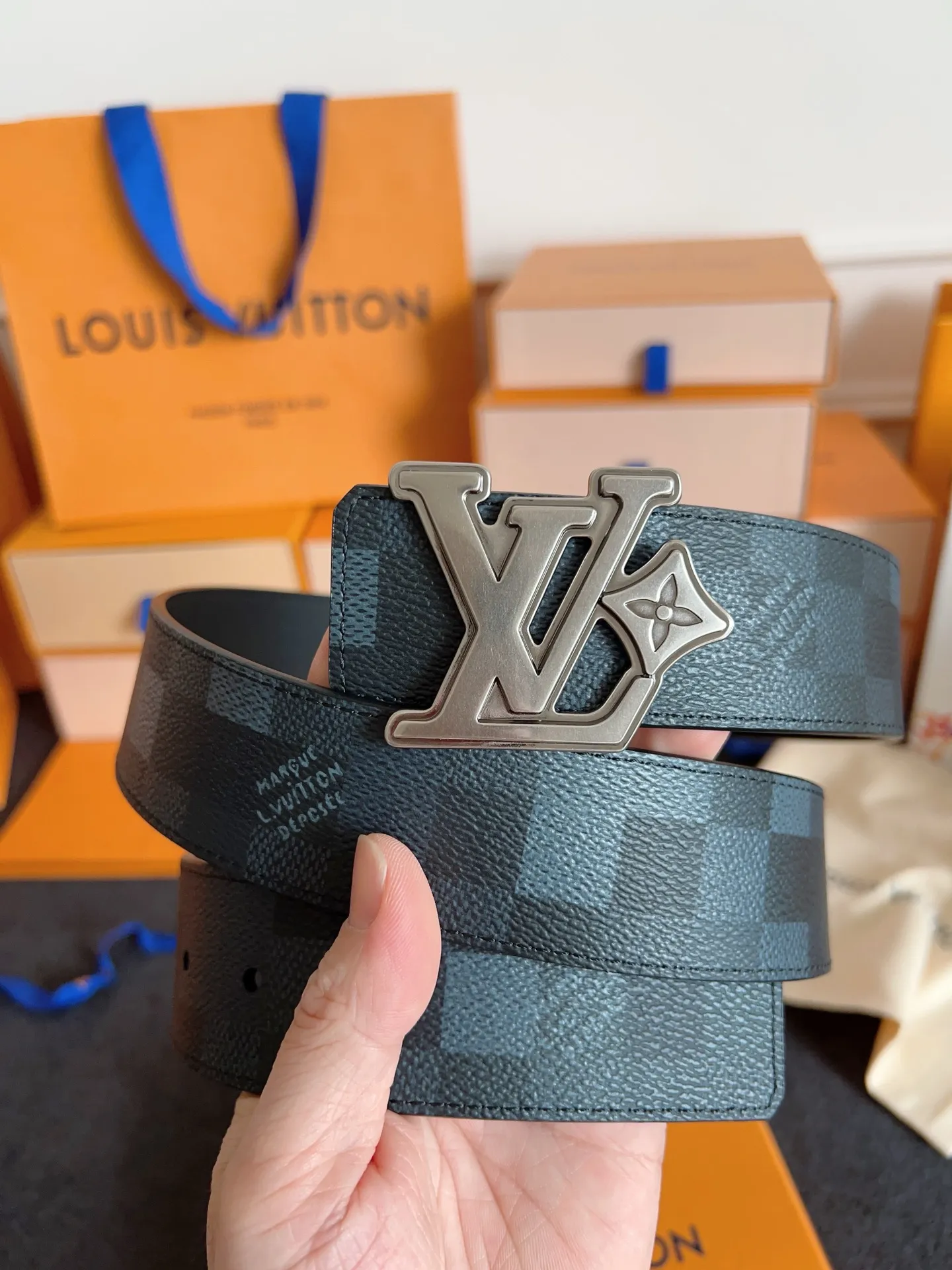 💰480💰Full set of packaging💰 💍Purchase level Lv donkey brand new product⚡️🌹Width 4.0cm Brand new retro craft letter buckle⚡️🌹One side of the belt is made of Italian original leather🌹Cow leather plain bottom texture version, double-sided, excellent upper body effect, super good texture M8958