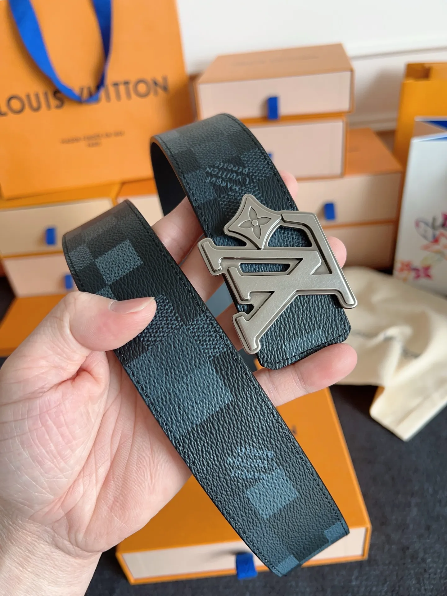 💰480💰Full set of packaging💰 💍Purchase level Lv donkey brand new product⚡️🌹Width 4.0cm Brand new retro craft letter buckle⚡️🌹One side of the belt is made of Italian original leather🌹Cow leather plain bottom texture version, double-sided, excellent upper body effect, super good texture M8958