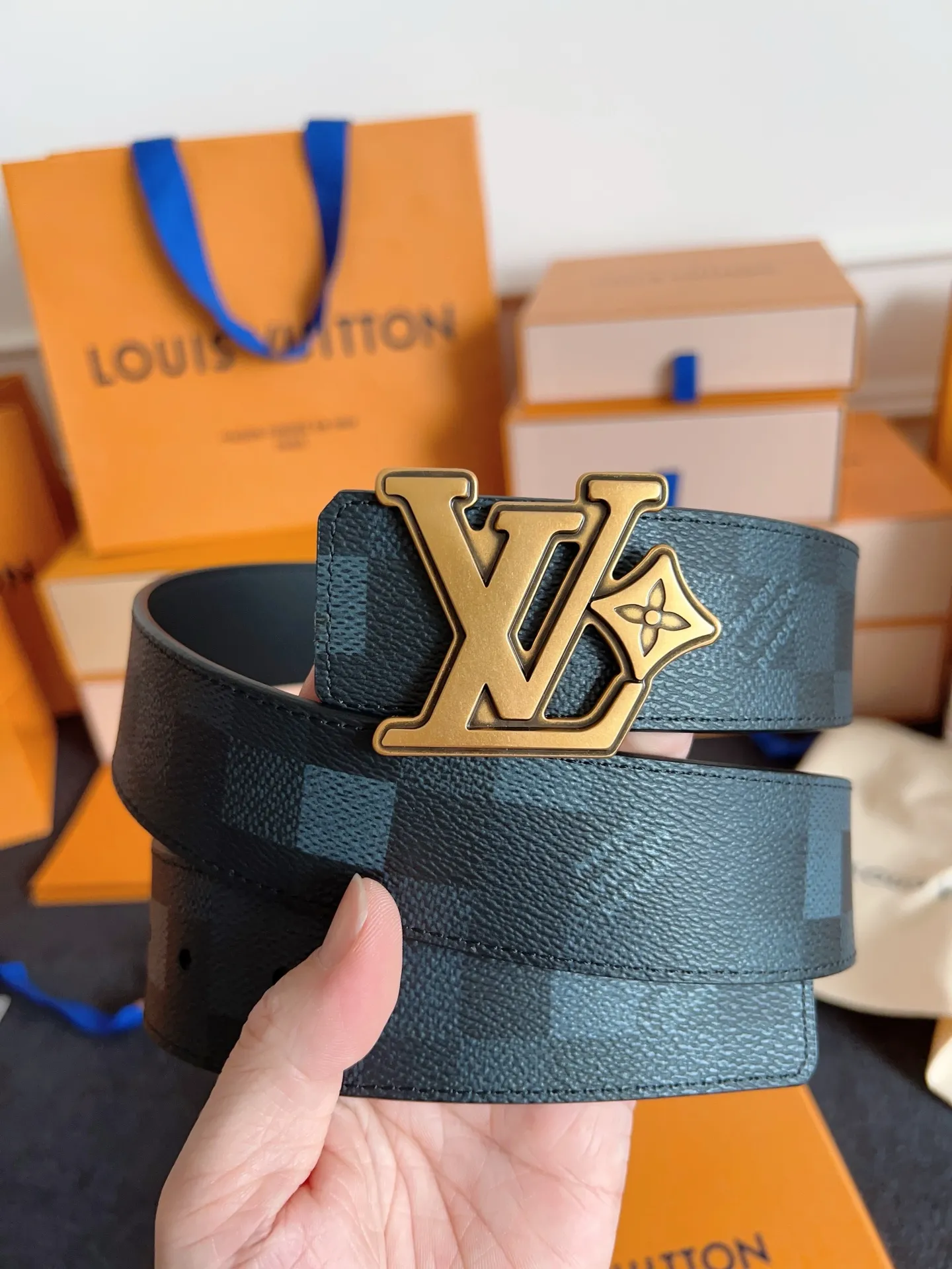 💰480💰Full set of packaging💰 💍Purchase level Lv donkey brand new product⚡️🌹Width 4.0cm Brand new retro craft letter buckle⚡️🌹One side of the belt is made of Italian original leather🌹Cow leather plain bottom texture version, double-sided, excellent upper body effect, super good texture M8958
