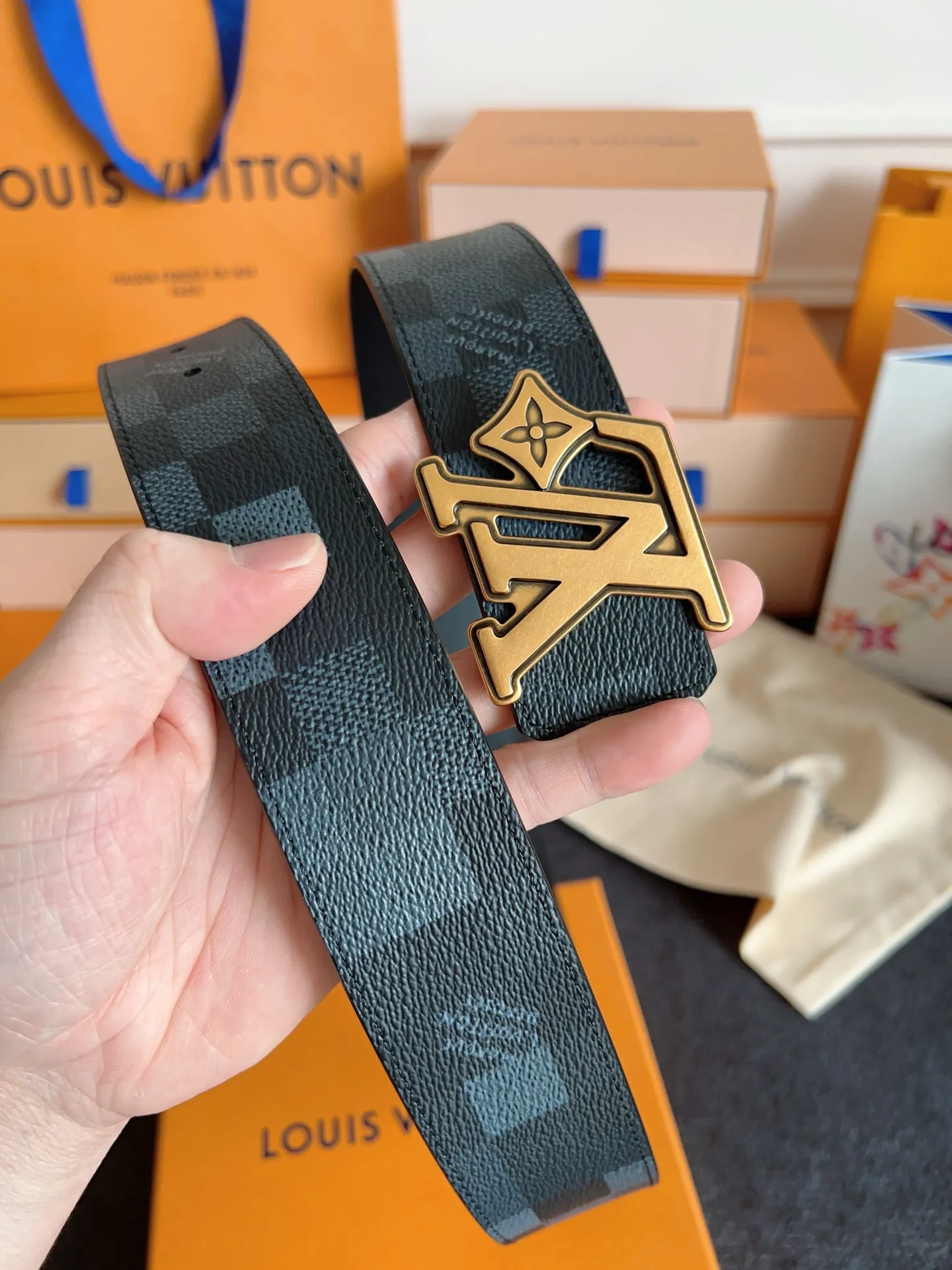 💰480💰Full set of packaging💰 💍Purchase level Lv donkey brand new product⚡️🌹Width 4.0cm Brand new retro craft letter buckle⚡️🌹One side of the belt is made of Italian original leather🌹Cow leather plain bottom texture version, double-sided, excellent upper body effect, super good texture M8958