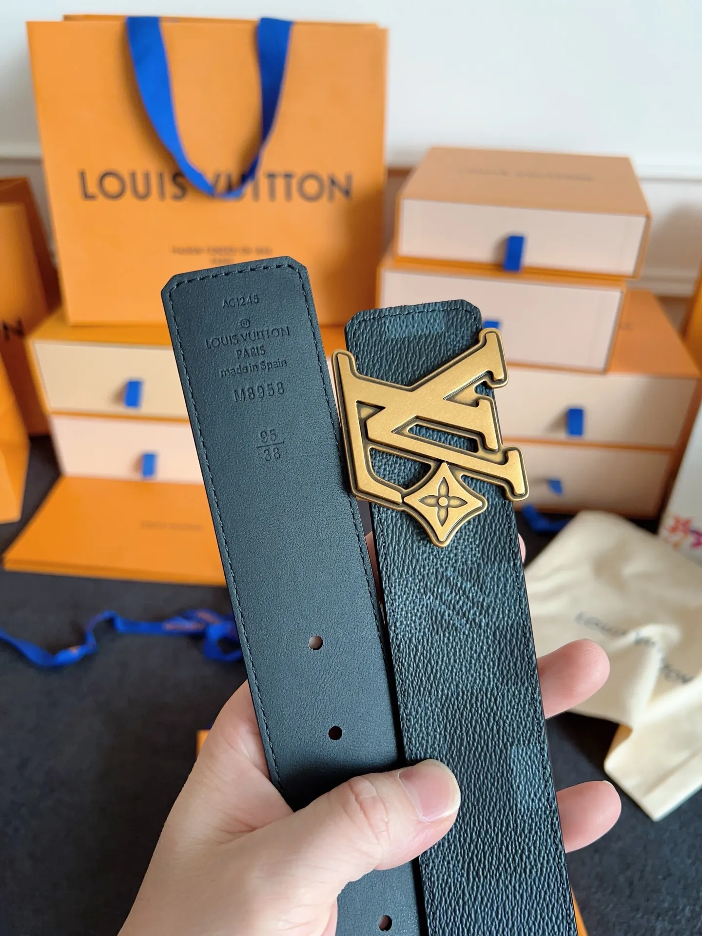 💰480💰Full set of packaging💰 💍Purchase level Lv donkey brand new product⚡️🌹Width 4.0cm Brand new retro craft letter buckle⚡️🌹One side of the belt is made of Italian original leather🌹Cow leather plain bottom texture version, double-sided, excellent upper body effect, super good texture M8958