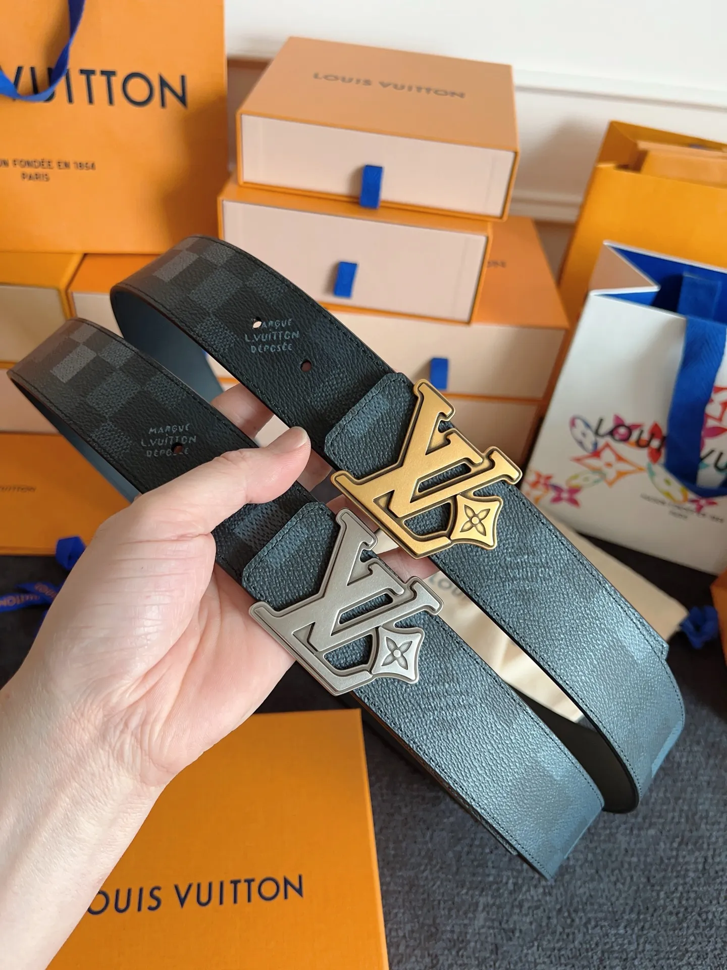 💰480💰Full set of packaging💰 💍Purchase level Lv donkey brand new product⚡️🌹Width 4.0cm Brand new retro craft letter buckle⚡️🌹One side of the belt is made of Italian original leather🌹Cow leather plain bottom texture version, double-sided, excellent upper body effect, super good texture M8958