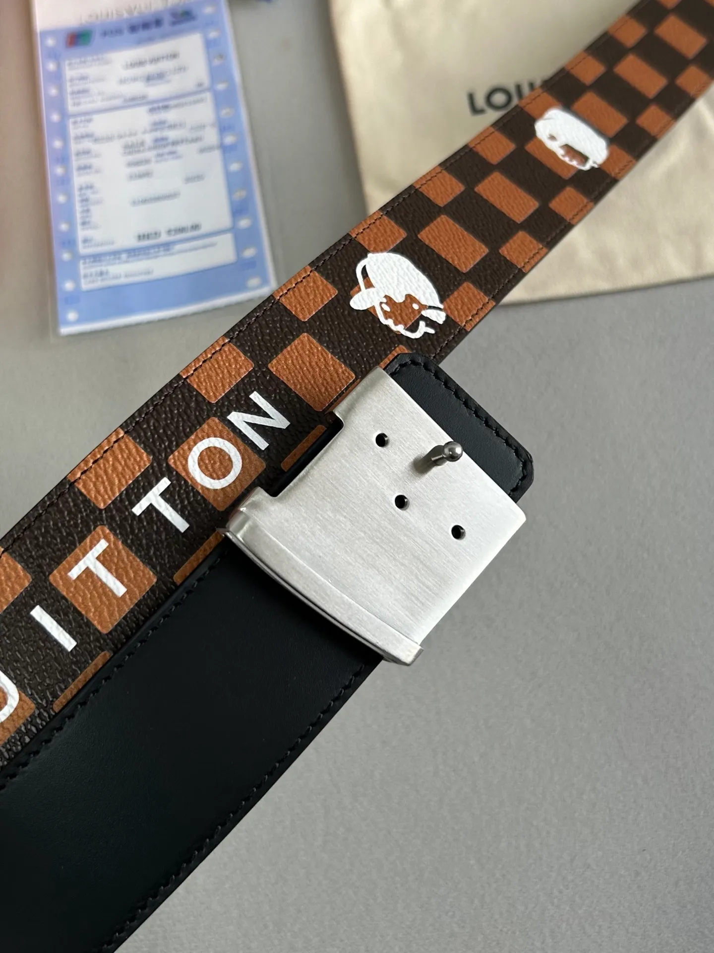💰480💰Full set package💰 💍Purchase level LV new⚡️🌹Coffee check calfskin bottom belt, 40mm wide, with new high-quality steel buckle, perfect match for business clothing style. Timeless classic, zero difference from the original product.