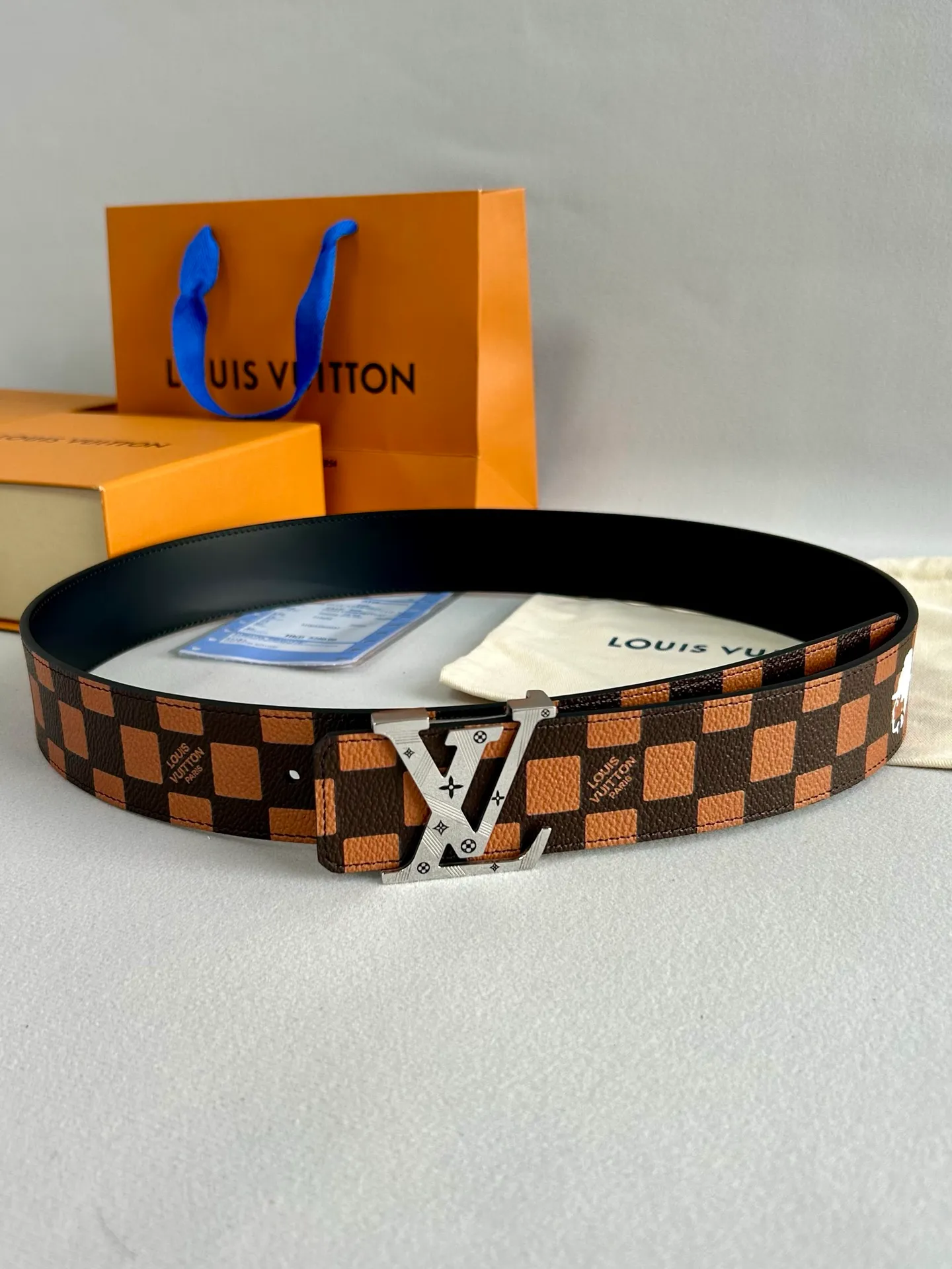 💰480💰Full set package💰 💍Purchase level LV new⚡️🌹Coffee check calfskin bottom belt, 40mm wide, with new high-quality steel buckle, perfect match for business clothing style. Timeless classic, zero difference from the original product.