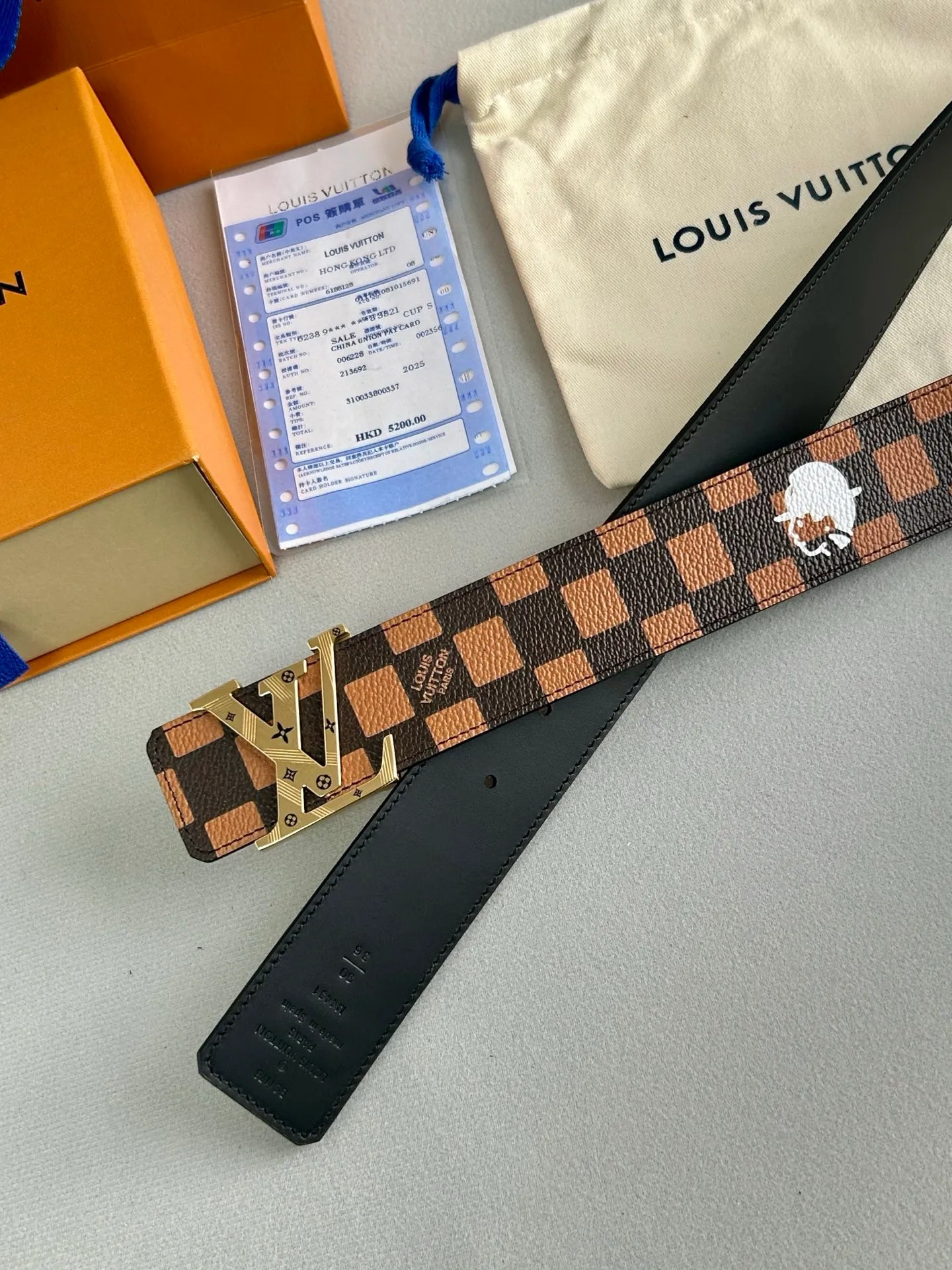 💰480💰Full set package💰 💍Purchase level LV new⚡️🌹Coffee check calfskin bottom belt, 40mm wide, with new high-quality steel buckle, perfect match for business clothing style. Timeless classic, zero difference from the original product.