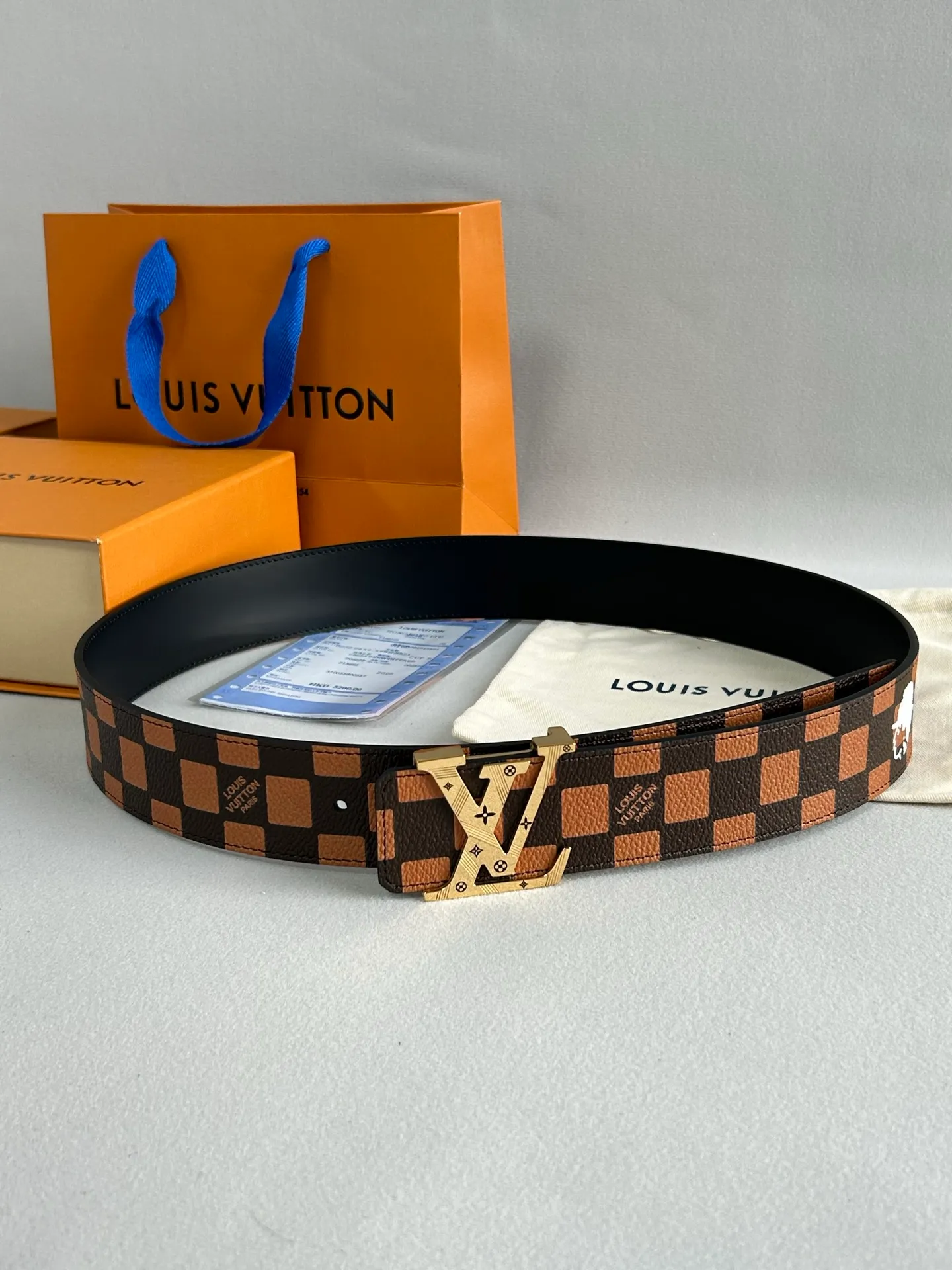 💰480💰Full set package💰 💍Purchase level LV new⚡️🌹Coffee check calfskin bottom belt, 40mm wide, with new high-quality steel buckle, perfect match for business clothing style. Timeless classic, zero difference from the original product.